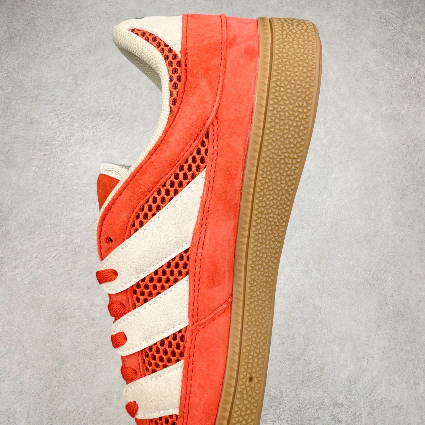 图片[7]-AD Originals HANDBALL SPEZIAL 百搭舒适 低帮板鞋男女同款 JI2607 这款来自阿迪达斯的这款HANDBALL SPZL前身是一双手球运动鞋，这一次拿来复刻，所以鞋面的主要色彩选用了黑色， 鞋面外侧除了Spezial字母之外还有三叶草标志。Handball SPZL作为复古手球训练鞋与作为室内足球鞋的Samba有着异曲同工之处，但是质感更为出众的鞋身以及丰富的配色选择比起Samba来讲可以说是更胜一筹了！尺码：36 36⅔ 37⅓ 38 38⅔ 39⅓ 40 40⅔ 41⅓ 42 42⅔ 43⅓ 44 45-选品中心