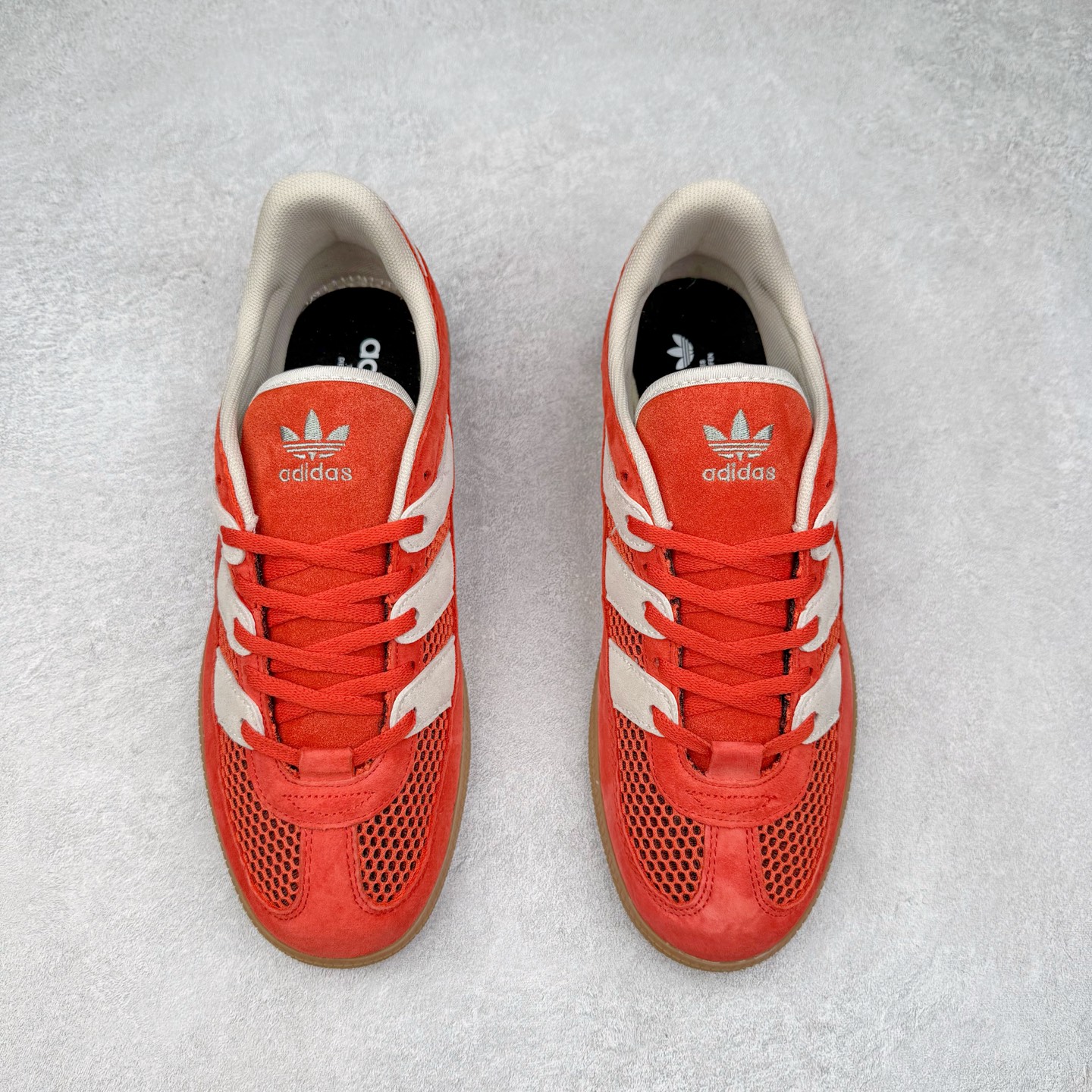 图片[2]-AD Originals HANDBALL SPEZIAL 百搭舒适 低帮板鞋男女同款 JI2607 这款来自阿迪达斯的这款HANDBALL SPZL前身是一双手球运动鞋，这一次拿来复刻，所以鞋面的主要色彩选用了黑色， 鞋面外侧除了Spezial字母之外还有三叶草标志。Handball SPZL作为复古手球训练鞋与作为室内足球鞋的Samba有着异曲同工之处，但是质感更为出众的鞋身以及丰富的配色选择比起Samba来讲可以说是更胜一筹了！尺码：36 36⅔ 37⅓ 38 38⅔ 39⅓ 40 40⅔ 41⅓ 42 42⅔ 43⅓ 44 45-选品中心