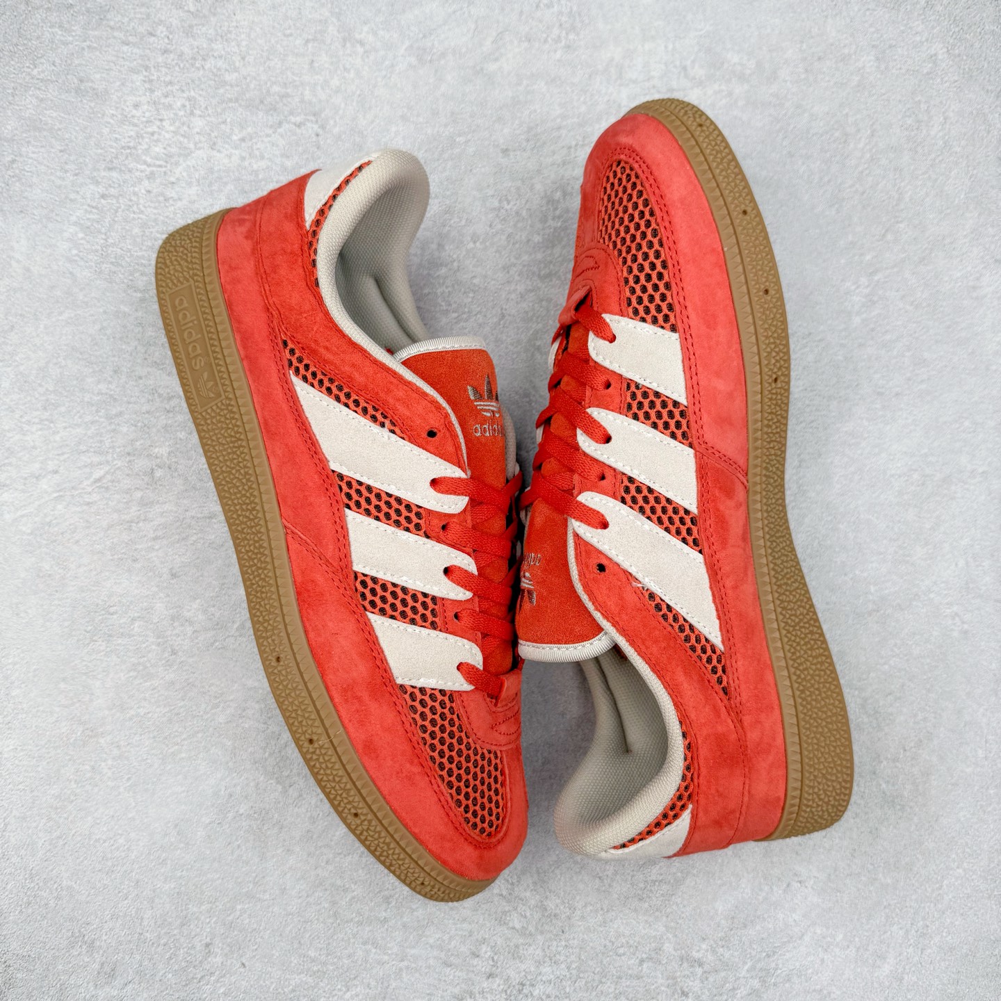 图片[3]-AD Originals HANDBALL SPEZIAL 百搭舒适 低帮板鞋男女同款 JI2607 这款来自阿迪达斯的这款HANDBALL SPZL前身是一双手球运动鞋，这一次拿来复刻，所以鞋面的主要色彩选用了黑色， 鞋面外侧除了Spezial字母之外还有三叶草标志。Handball SPZL作为复古手球训练鞋与作为室内足球鞋的Samba有着异曲同工之处，但是质感更为出众的鞋身以及丰富的配色选择比起Samba来讲可以说是更胜一筹了！尺码：36 36⅔ 37⅓ 38 38⅔ 39⅓ 40 40⅔ 41⅓ 42 42⅔ 43⅓ 44 45-选品中心