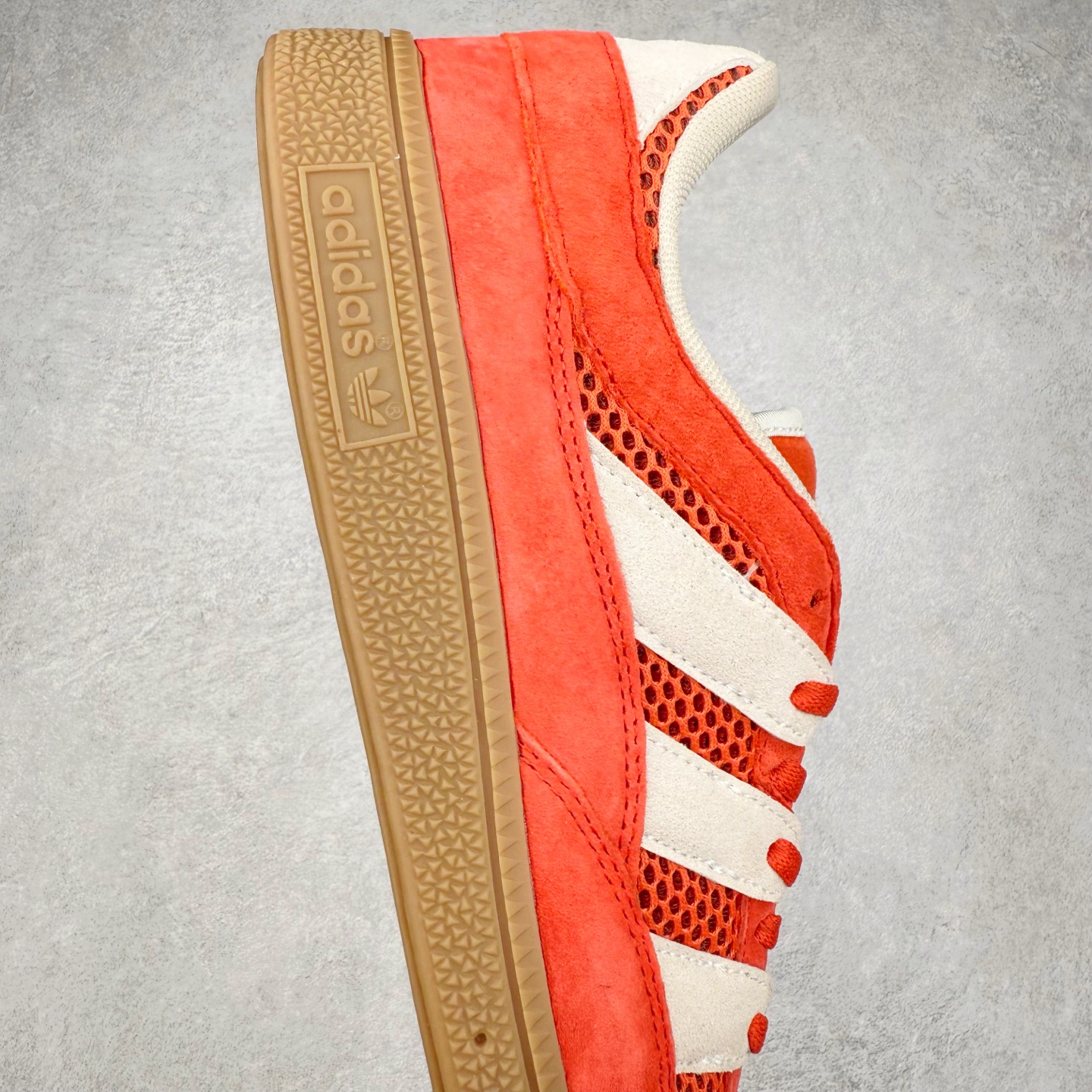 图片[6]-AD Originals HANDBALL SPEZIAL 百搭舒适 低帮板鞋男女同款 JI2607 这款来自阿迪达斯的这款HANDBALL SPZL前身是一双手球运动鞋，这一次拿来复刻，所以鞋面的主要色彩选用了黑色， 鞋面外侧除了Spezial字母之外还有三叶草标志。Handball SPZL作为复古手球训练鞋与作为室内足球鞋的Samba有着异曲同工之处，但是质感更为出众的鞋身以及丰富的配色选择比起Samba来讲可以说是更胜一筹了！尺码：36 36⅔ 37⅓ 38 38⅔ 39⅓ 40 40⅔ 41⅓ 42 42⅔ 43⅓ 44 45-选品中心