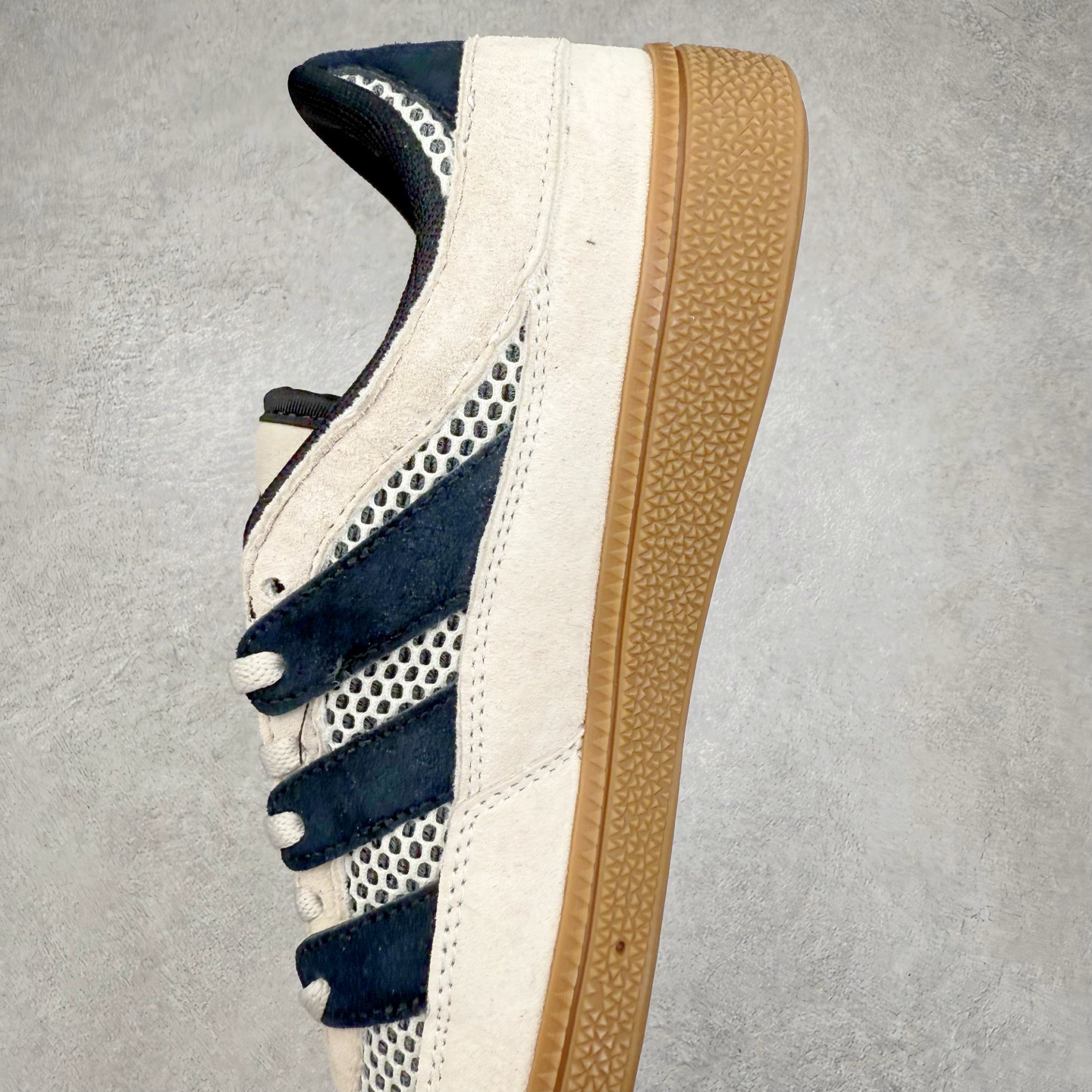 图片[7]-AD Originals HANDBALL SPEZIAL 百搭舒适 低帮板鞋男女同款 JI2608 这款来自阿迪达斯的这款HANDBALL SPZL前身是一双手球运动鞋，这一次拿来复刻，所以鞋面的主要色彩选用了黑色， 鞋面外侧除了Spezial字母之外还有三叶草标志。Handball SPZL作为复古手球训练鞋与作为室内足球鞋的Samba有着异曲同工之处，但是质感更为出众的鞋身以及丰富的配色选择比起Samba来讲可以说是更胜一筹了！尺码：36 36⅔ 37⅓ 38 38⅔ 39⅓ 40 40⅔ 41⅓ 42 42⅔ 43⅓ 44 45-选品中心