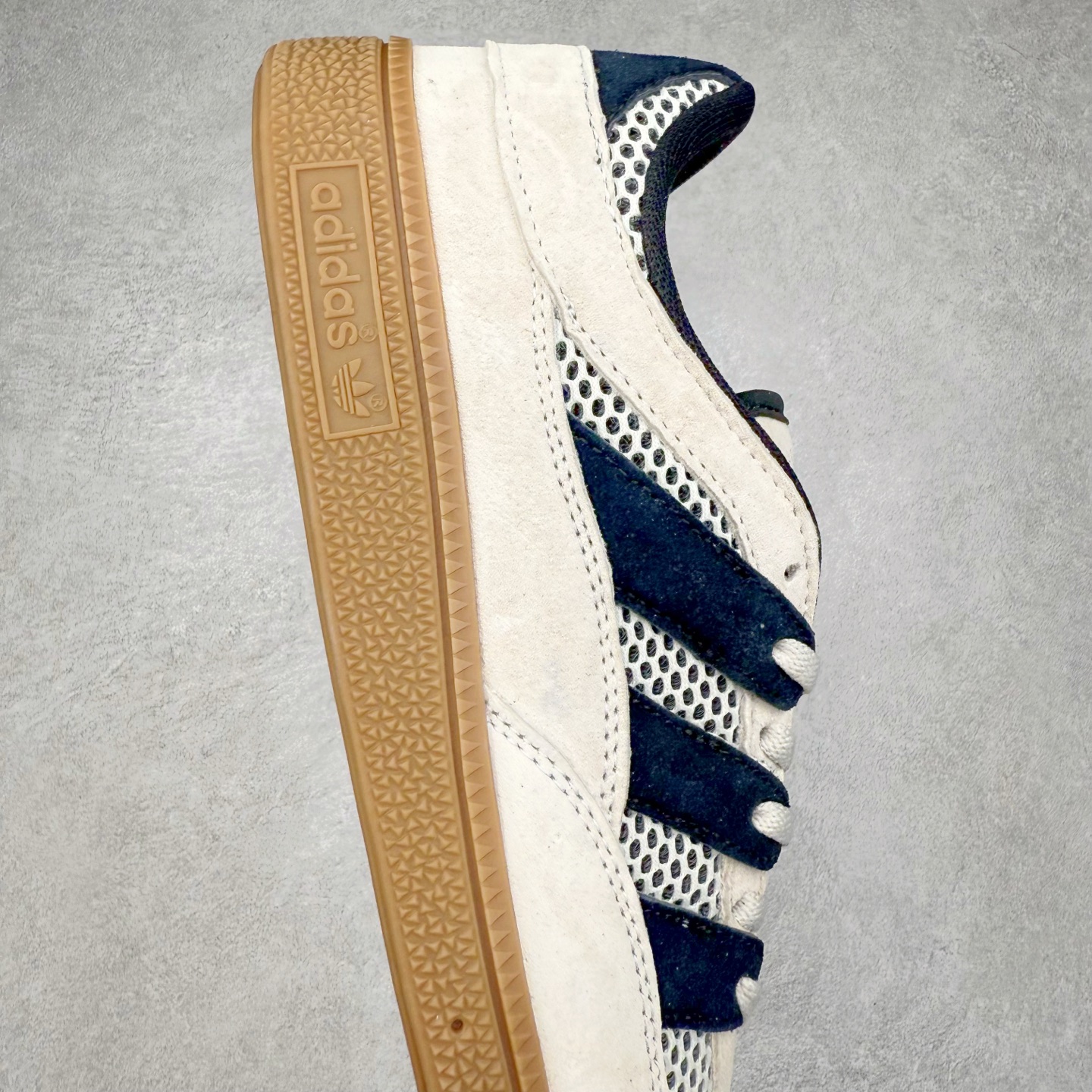 图片[6]-AD Originals HANDBALL SPEZIAL 百搭舒适 低帮板鞋男女同款 JI2608 这款来自阿迪达斯的这款HANDBALL SPZL前身是一双手球运动鞋，这一次拿来复刻，所以鞋面的主要色彩选用了黑色， 鞋面外侧除了Spezial字母之外还有三叶草标志。Handball SPZL作为复古手球训练鞋与作为室内足球鞋的Samba有着异曲同工之处，但是质感更为出众的鞋身以及丰富的配色选择比起Samba来讲可以说是更胜一筹了！尺码：36 36⅔ 37⅓ 38 38⅔ 39⅓ 40 40⅔ 41⅓ 42 42⅔ 43⅓ 44 45-选品中心