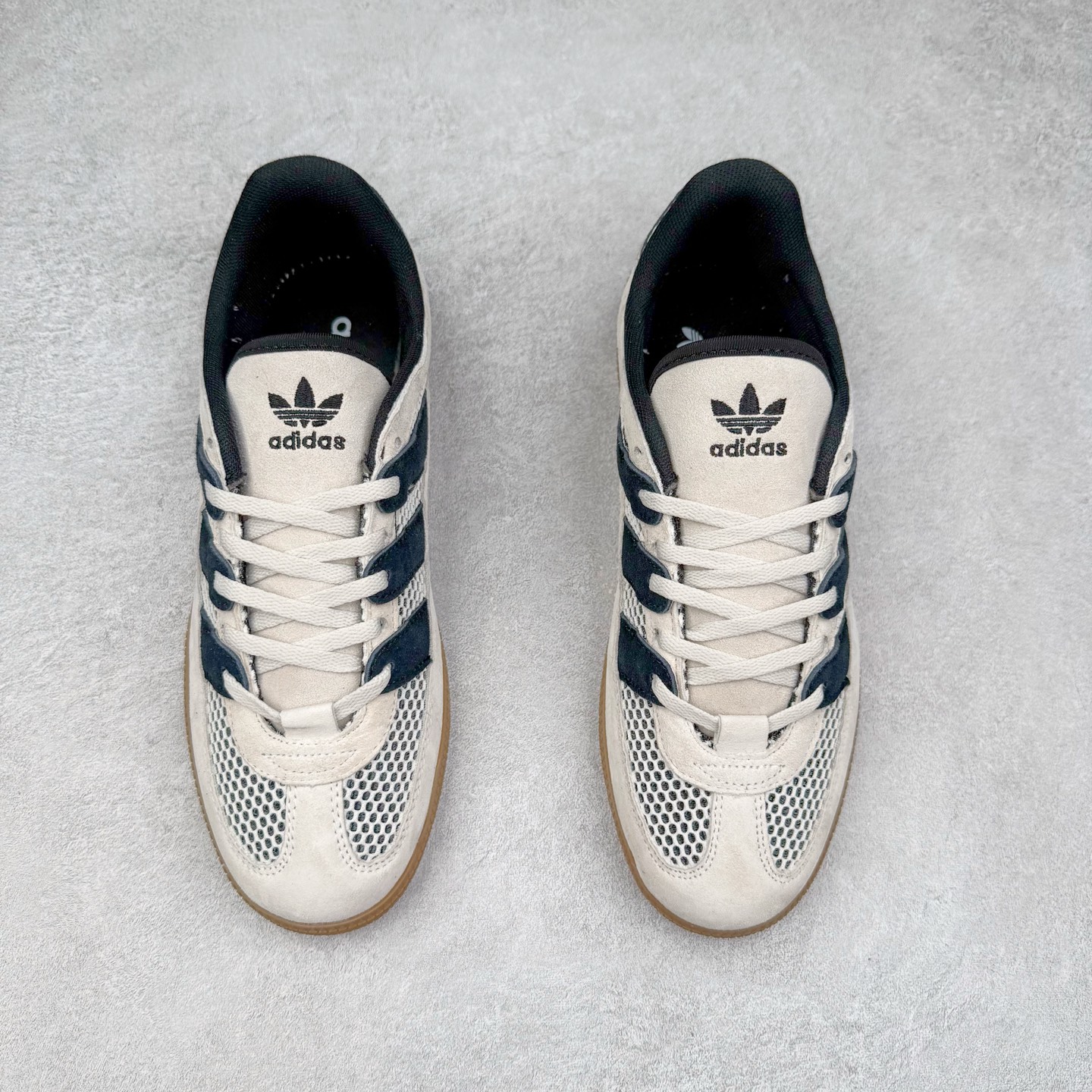 图片[2]-AD Originals HANDBALL SPEZIAL 百搭舒适 低帮板鞋男女同款 JI2608 这款来自阿迪达斯的这款HANDBALL SPZL前身是一双手球运动鞋，这一次拿来复刻，所以鞋面的主要色彩选用了黑色， 鞋面外侧除了Spezial字母之外还有三叶草标志。Handball SPZL作为复古手球训练鞋与作为室内足球鞋的Samba有着异曲同工之处，但是质感更为出众的鞋身以及丰富的配色选择比起Samba来讲可以说是更胜一筹了！尺码：36 36⅔ 37⅓ 38 38⅔ 39⅓ 40 40⅔ 41⅓ 42 42⅔ 43⅓ 44 45-选品中心