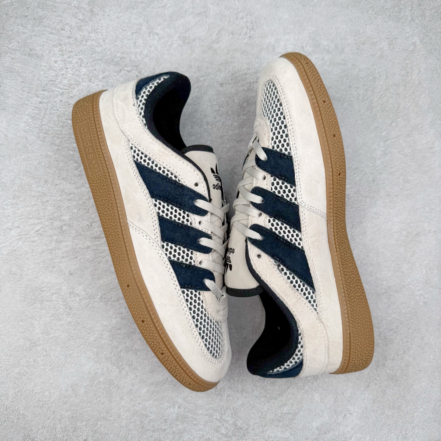 图片[3]-AD Originals HANDBALL SPEZIAL 百搭舒适 低帮板鞋男女同款 JI2608 这款来自阿迪达斯的这款HANDBALL SPZL前身是一双手球运动鞋，这一次拿来复刻，所以鞋面的主要色彩选用了黑色， 鞋面外侧除了Spezial字母之外还有三叶草标志。Handball SPZL作为复古手球训练鞋与作为室内足球鞋的Samba有着异曲同工之处，但是质感更为出众的鞋身以及丰富的配色选择比起Samba来讲可以说是更胜一筹了！尺码：36 36⅔ 37⅓ 38 38⅔ 39⅓ 40 40⅔ 41⅓ 42 42⅔ 43⅓ 44 45-选品中心