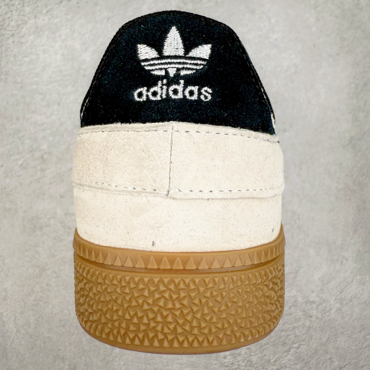 图片[8]-AD Originals HANDBALL SPEZIAL 百搭舒适 低帮板鞋男女同款 JI2608 这款来自阿迪达斯的这款HANDBALL SPZL前身是一双手球运动鞋，这一次拿来复刻，所以鞋面的主要色彩选用了黑色， 鞋面外侧除了Spezial字母之外还有三叶草标志。Handball SPZL作为复古手球训练鞋与作为室内足球鞋的Samba有着异曲同工之处，但是质感更为出众的鞋身以及丰富的配色选择比起Samba来讲可以说是更胜一筹了！尺码：36 36⅔ 37⅓ 38 38⅔ 39⅓ 40 40⅔ 41⅓ 42 42⅔ 43⅓ 44 45-选品中心