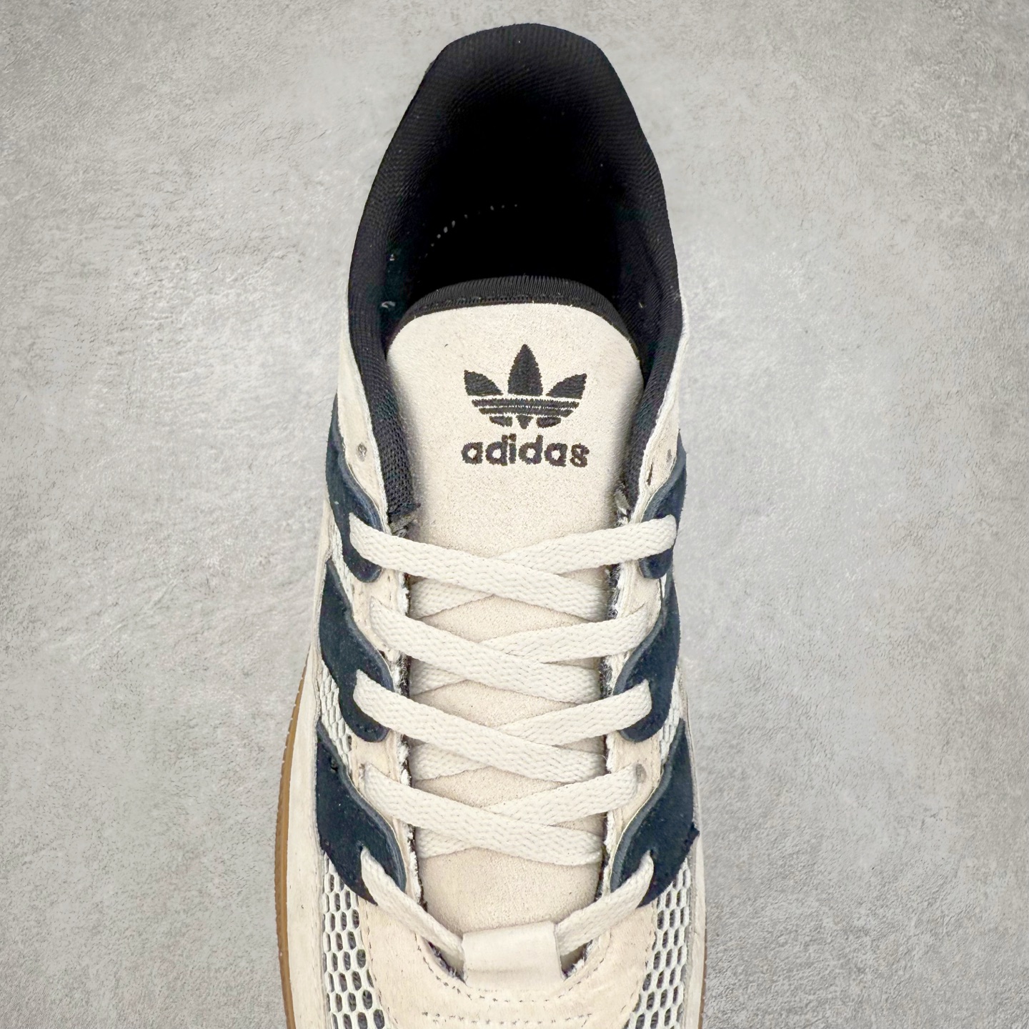 图片[5]-AD Originals HANDBALL SPEZIAL 百搭舒适 低帮板鞋男女同款 JI2608 这款来自阿迪达斯的这款HANDBALL SPZL前身是一双手球运动鞋，这一次拿来复刻，所以鞋面的主要色彩选用了黑色， 鞋面外侧除了Spezial字母之外还有三叶草标志。Handball SPZL作为复古手球训练鞋与作为室内足球鞋的Samba有着异曲同工之处，但是质感更为出众的鞋身以及丰富的配色选择比起Samba来讲可以说是更胜一筹了！尺码：36 36⅔ 37⅓ 38 38⅔ 39⅓ 40 40⅔ 41⅓ 42 42⅔ 43⅓ 44 45-选品中心