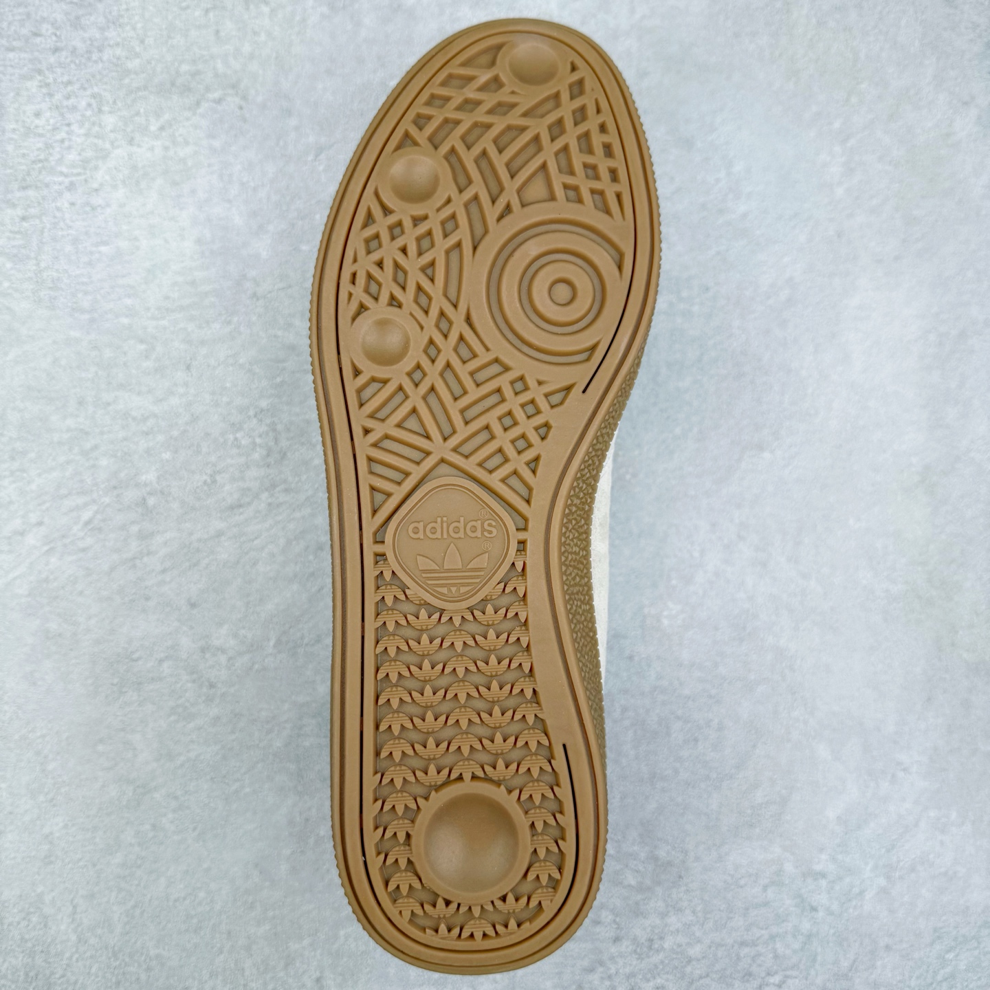 图片[9]-AD Originals HANDBALL SPEZIAL 百搭舒适 低帮板鞋男女同款 JI2608 这款来自阿迪达斯的这款HANDBALL SPZL前身是一双手球运动鞋，这一次拿来复刻，所以鞋面的主要色彩选用了黑色， 鞋面外侧除了Spezial字母之外还有三叶草标志。Handball SPZL作为复古手球训练鞋与作为室内足球鞋的Samba有着异曲同工之处，但是质感更为出众的鞋身以及丰富的配色选择比起Samba来讲可以说是更胜一筹了！尺码：36 36⅔ 37⅓ 38 38⅔ 39⅓ 40 40⅔ 41⅓ 42 42⅔ 43⅓ 44 45-选品中心