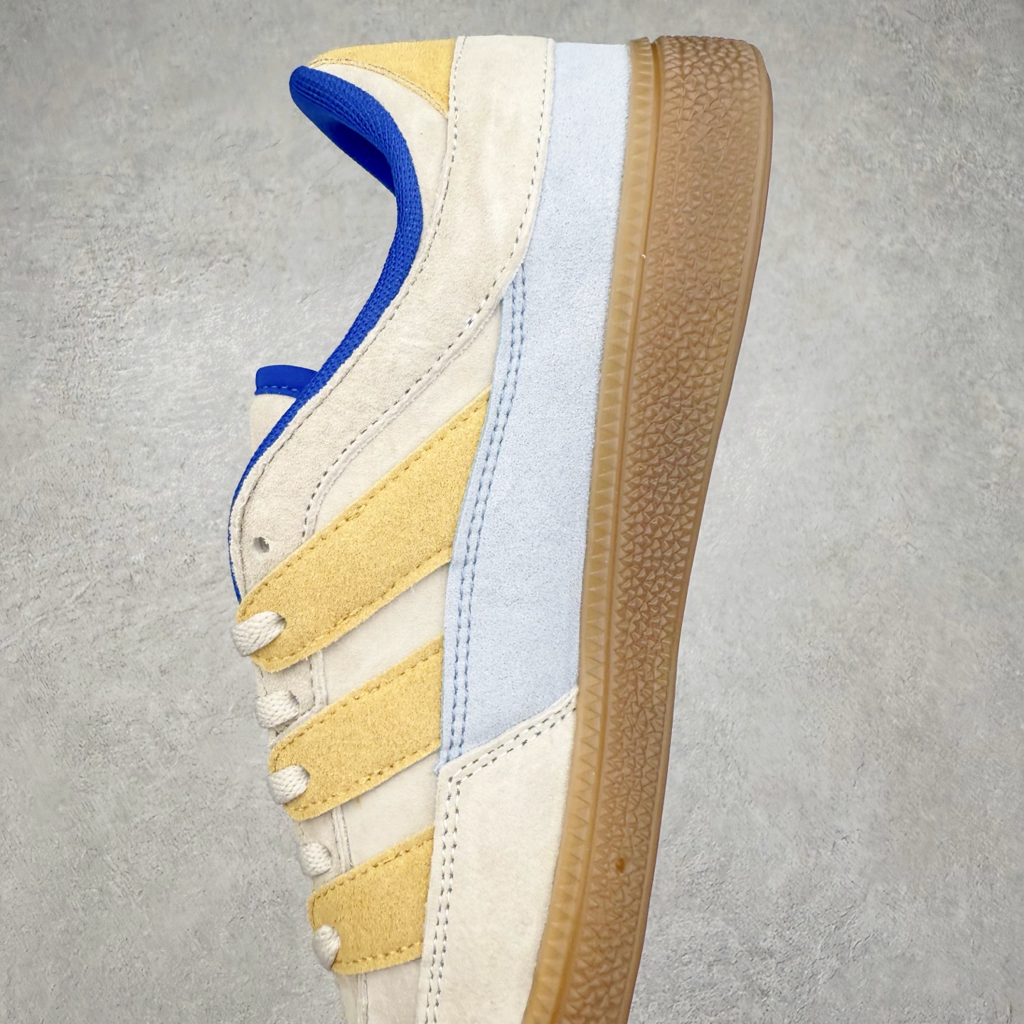 图片[7]-AD Originals HANDBALL SPEZIAL 百搭舒适 低帮板鞋男女同款 JI2606 这款来自阿迪达斯的这款HANDBALL SPZL前身是一双手球运动鞋，这一次拿来复刻，所以鞋面的主要色彩选用了黑色， 鞋面外侧除了Spezial字母之外还有三叶草标志。Handball SPZL作为复古手球训练鞋与作为室内足球鞋的Samba有着异曲同工之处，但是质感更为出众的鞋身以及丰富的配色选择比起Samba来讲可以说是更胜一筹了！尺码：36 36⅔ 37⅓ 38 38⅔ 39⅓ 40 40⅔ 41⅓ 42 42⅔ 43⅓ 44 45-选品中心