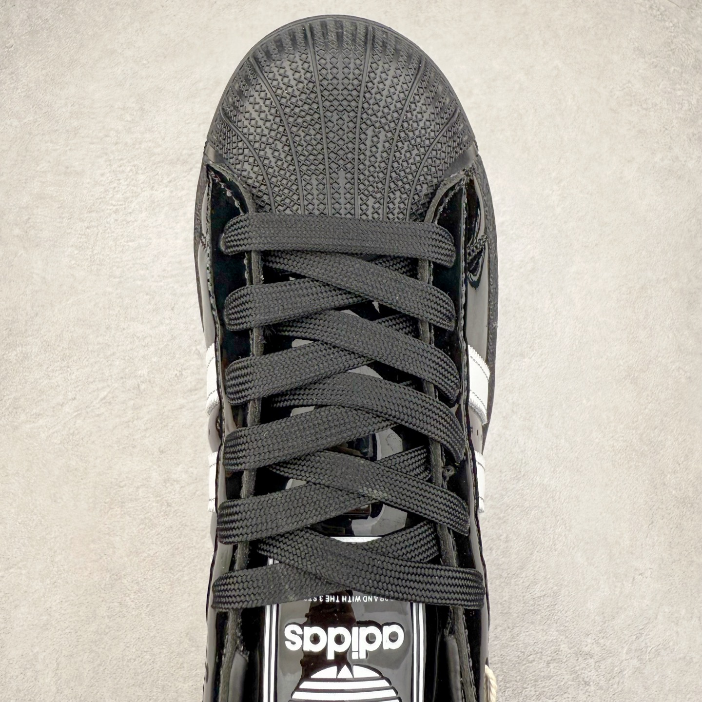 图片[4]-AD Originals Superstar 经典复古贝壳头板鞋 JH7756 诞生于1969年 是第一双将全皮面鞋 身与橡胶鞋头结合在一起的低帮篮球鞋 Superstar最开始 是作为高帮篮球鞋Pro Model的低帮版本而出现的 但因为其独特和醒目的橡胶鞋头造型而让大家熟知 被大家形象地称为\\\”shelltoe\\\”贝壳头 在70年代的美国职业篮球场上 接近3/4的NBA球员都将这双Superstar作为场上用鞋 80年代之后 经过不断的改良和发展 Superstar逐渐成为横跨时装、音乐、街头文化、休闲和运动等各大领域的时尚潮鞋 尺码：36 36.5 37 38 38.5 39 40 40.5 41 42 42.5 43 44 44.5 45-选品中心