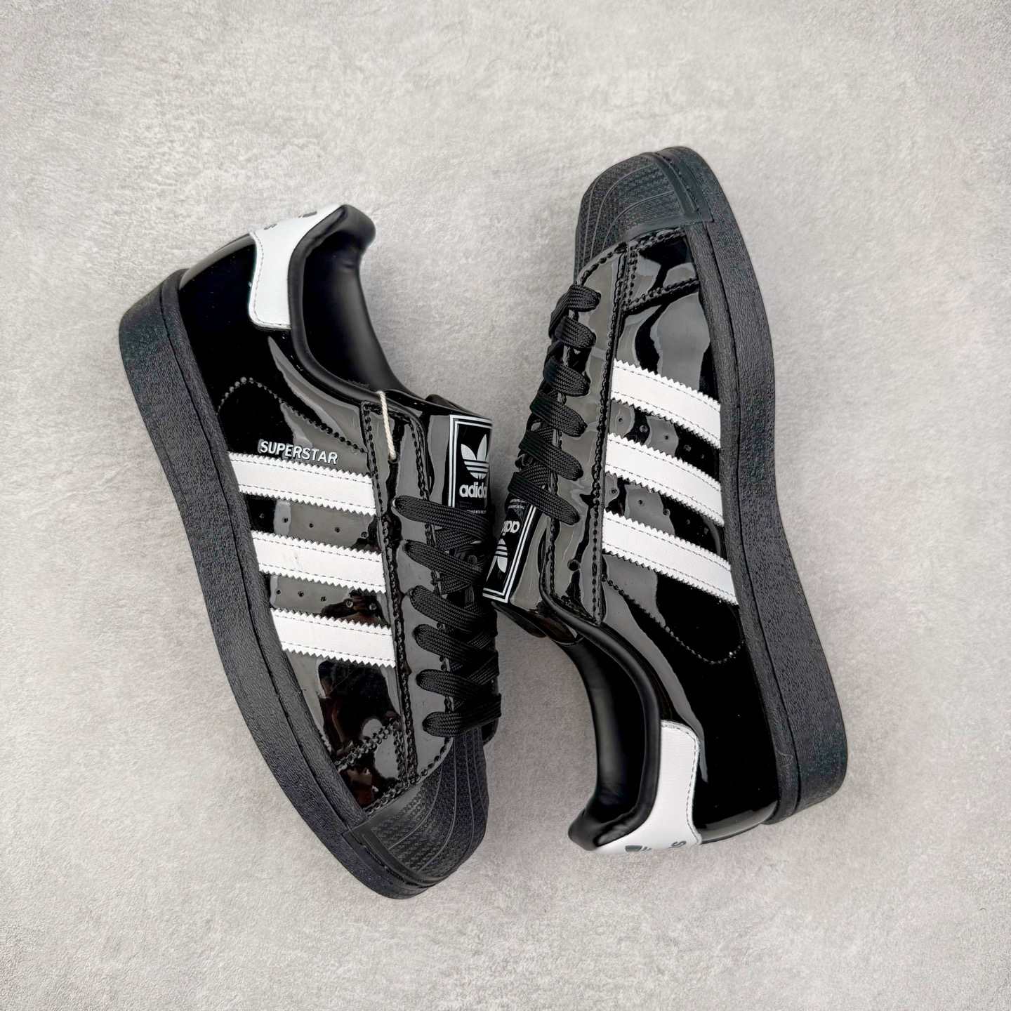 图片[3]-AD Originals Superstar 经典复古贝壳头板鞋 JH7756 诞生于1969年 是第一双将全皮面鞋 身与橡胶鞋头结合在一起的低帮篮球鞋 Superstar最开始 是作为高帮篮球鞋Pro Model的低帮版本而出现的 但因为其独特和醒目的橡胶鞋头造型而让大家熟知 被大家形象地称为\\\”shelltoe\\\”贝壳头 在70年代的美国职业篮球场上 接近3/4的NBA球员都将这双Superstar作为场上用鞋 80年代之后 经过不断的改良和发展 Superstar逐渐成为横跨时装、音乐、街头文化、休闲和运动等各大领域的时尚潮鞋 尺码：36 36.5 37 38 38.5 39 40 40.5 41 42 42.5 43 44 44.5 45-选品中心