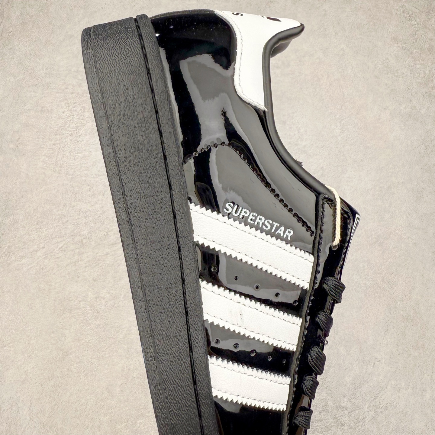 图片[6]-AD Originals Superstar 经典复古贝壳头板鞋 JH7756 诞生于1969年 是第一双将全皮面鞋 身与橡胶鞋头结合在一起的低帮篮球鞋 Superstar最开始 是作为高帮篮球鞋Pro Model的低帮版本而出现的 但因为其独特和醒目的橡胶鞋头造型而让大家熟知 被大家形象地称为\\\”shelltoe\\\”贝壳头 在70年代的美国职业篮球场上 接近3/4的NBA球员都将这双Superstar作为场上用鞋 80年代之后 经过不断的改良和发展 Superstar逐渐成为横跨时装、音乐、街头文化、休闲和运动等各大领域的时尚潮鞋 尺码：36 36.5 37 38 38.5 39 40 40.5 41 42 42.5 43 44 44.5 45-选品中心