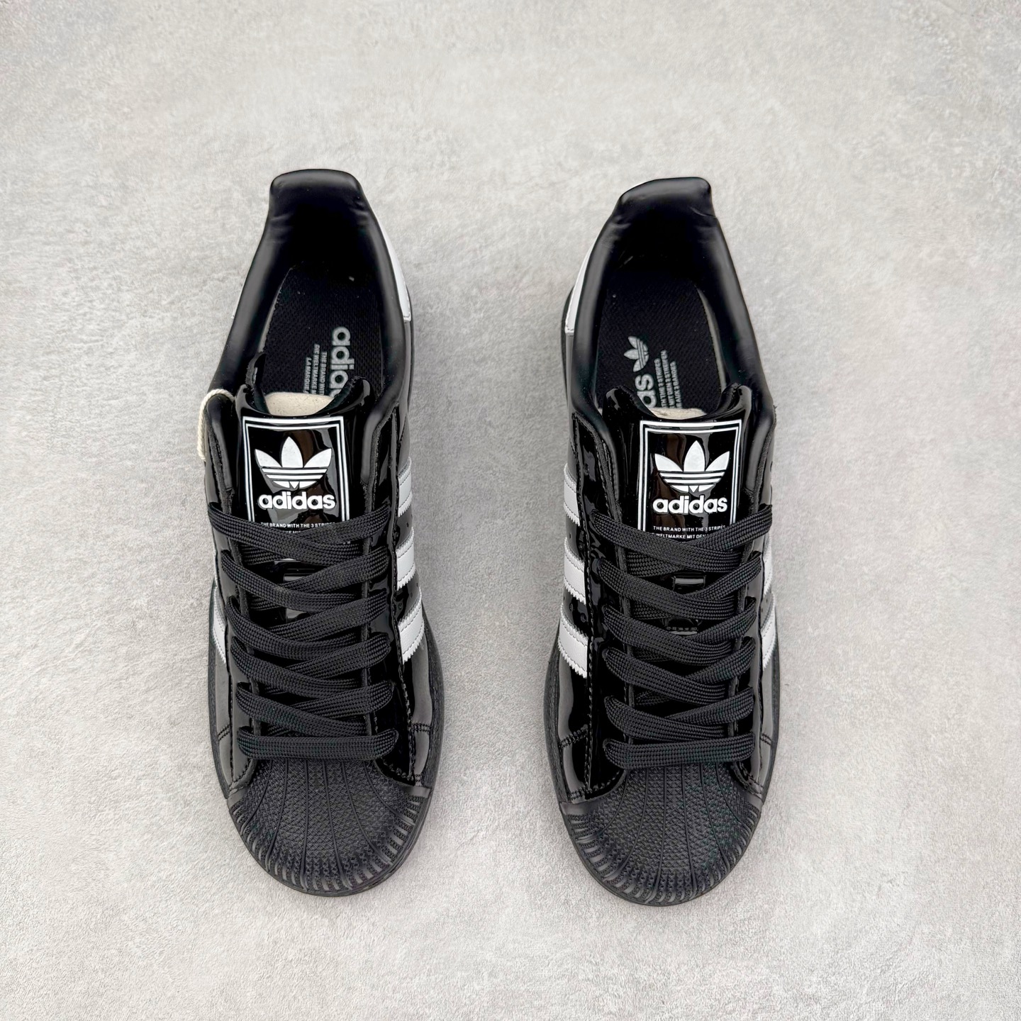 图片[2]-AD Originals Superstar 经典复古贝壳头板鞋 JH7756 诞生于1969年 是第一双将全皮面鞋 身与橡胶鞋头结合在一起的低帮篮球鞋 Superstar最开始 是作为高帮篮球鞋Pro Model的低帮版本而出现的 但因为其独特和醒目的橡胶鞋头造型而让大家熟知 被大家形象地称为\\\”shelltoe\\\”贝壳头 在70年代的美国职业篮球场上 接近3/4的NBA球员都将这双Superstar作为场上用鞋 80年代之后 经过不断的改良和发展 Superstar逐渐成为横跨时装、音乐、街头文化、休闲和运动等各大领域的时尚潮鞋 尺码：36 36.5 37 38 38.5 39 40 40.5 41 42 42.5 43 44 44.5 45-选品中心