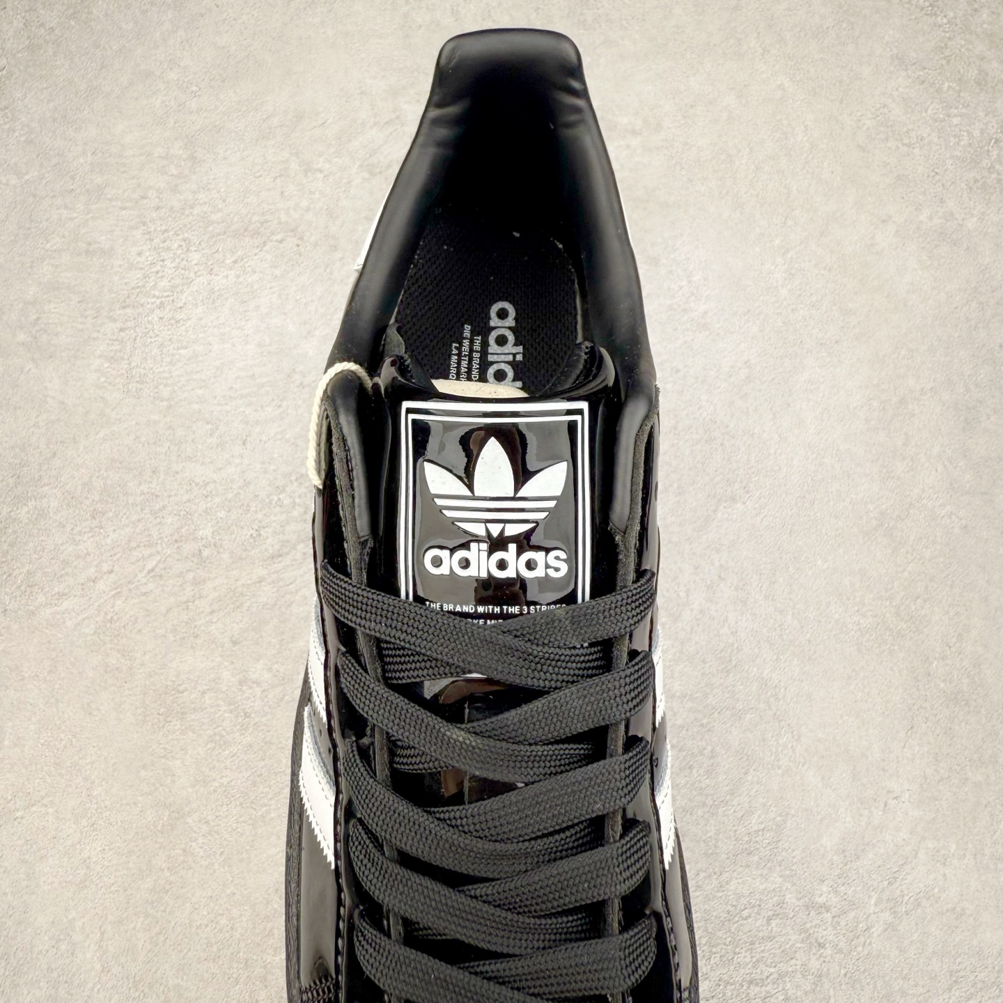 图片[5]-AD Originals Superstar 经典复古贝壳头板鞋 JH7756 诞生于1969年 是第一双将全皮面鞋 身与橡胶鞋头结合在一起的低帮篮球鞋 Superstar最开始 是作为高帮篮球鞋Pro Model的低帮版本而出现的 但因为其独特和醒目的橡胶鞋头造型而让大家熟知 被大家形象地称为\\\”shelltoe\\\”贝壳头 在70年代的美国职业篮球场上 接近3/4的NBA球员都将这双Superstar作为场上用鞋 80年代之后 经过不断的改良和发展 Superstar逐渐成为横跨时装、音乐、街头文化、休闲和运动等各大领域的时尚潮鞋 尺码：36 36.5 37 38 38.5 39 40 40.5 41 42 42.5 43 44 44.5 45-选品中心