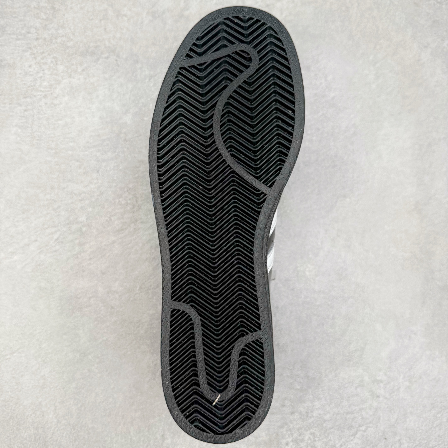 图片[9]-AD Originals Superstar 经典复古贝壳头板鞋 JH7756 诞生于1969年 是第一双将全皮面鞋 身与橡胶鞋头结合在一起的低帮篮球鞋 Superstar最开始 是作为高帮篮球鞋Pro Model的低帮版本而出现的 但因为其独特和醒目的橡胶鞋头造型而让大家熟知 被大家形象地称为\\\”shelltoe\\\”贝壳头 在70年代的美国职业篮球场上 接近3/4的NBA球员都将这双Superstar作为场上用鞋 80年代之后 经过不断的改良和发展 Superstar逐渐成为横跨时装、音乐、街头文化、休闲和运动等各大领域的时尚潮鞋 尺码：36 36.5 37 38 38.5 39 40 40.5 41 42 42.5 43 44 44.5 45-选品中心