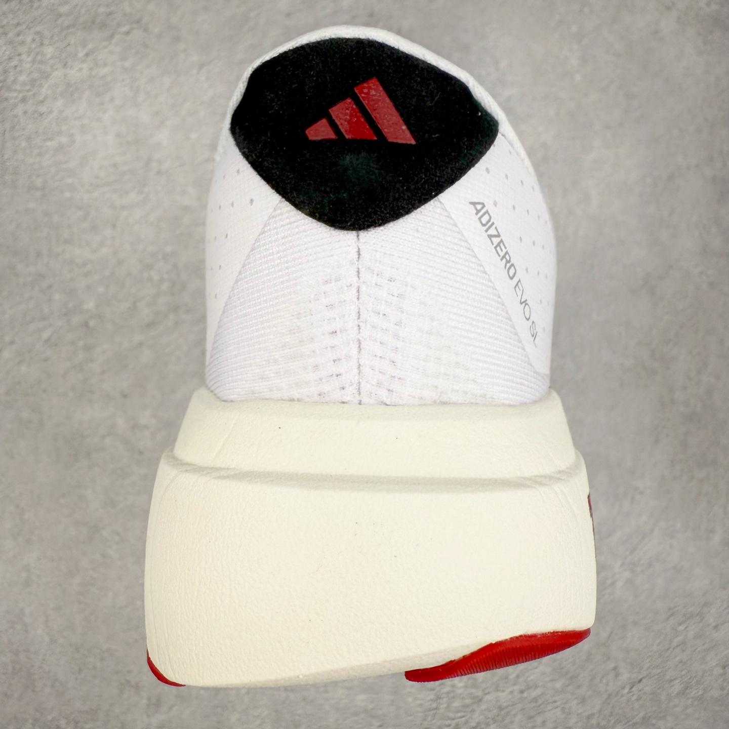 图片[8]-AD Adizero EVO SL 马拉松竞速专业跑鞋 JQ4569 CELERMESH针织网面非常轻薄 纤维间的缝隙很大 可以保证跑步时的透气、排汗效果 鞋舌直接与两侧的内衬和鞋底连接在一起 在跑步过程中不会被鞋舌的左右移动所困扰 在标准鞋带孔的基础上再拓宽一组鞋带孔 适合不同脚型的需求 突破性 EnergyRods 技术，有助于跑者实现更好的成绩 中底独特的LIGHTSTRIKE PRO泡棉材质 微弹感觉在跑步过程中给予了良好的支撑体验 对于顶级精英和高水平进阶跑者来说 ADIOS PRO是一双值得信赖的竞速比赛用鞋 尺码：36 36.5 37.5 38 38.5 39 40 40.5 41 42 42.5 43 44 44.5 45-选品中心