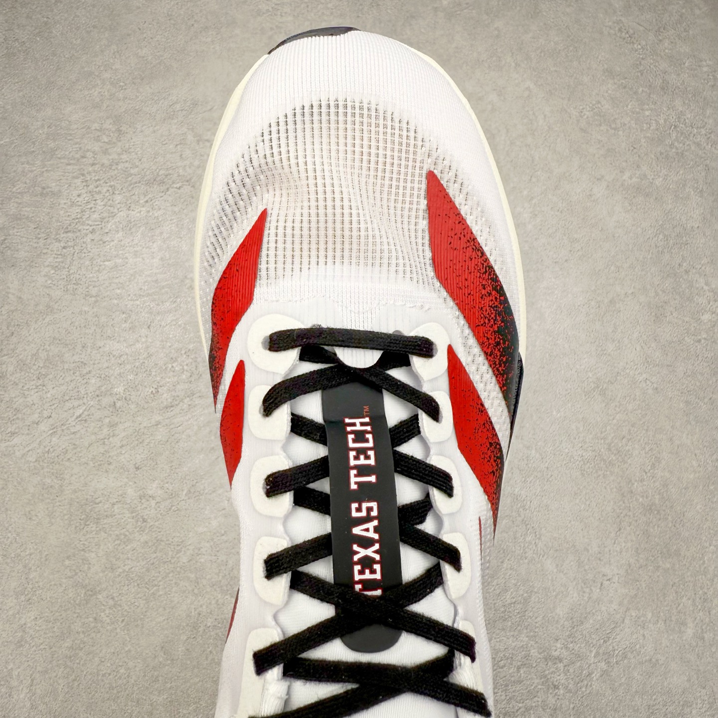 图片[4]-AD Adizero EVO SL 马拉松竞速专业跑鞋 JQ4569 CELERMESH针织网面非常轻薄 纤维间的缝隙很大 可以保证跑步时的透气、排汗效果 鞋舌直接与两侧的内衬和鞋底连接在一起 在跑步过程中不会被鞋舌的左右移动所困扰 在标准鞋带孔的基础上再拓宽一组鞋带孔 适合不同脚型的需求 突破性 EnergyRods 技术，有助于跑者实现更好的成绩 中底独特的LIGHTSTRIKE PRO泡棉材质 微弹感觉在跑步过程中给予了良好的支撑体验 对于顶级精英和高水平进阶跑者来说 ADIOS PRO是一双值得信赖的竞速比赛用鞋 尺码：36 36.5 37.5 38 38.5 39 40 40.5 41 42 42.5 43 44 44.5 45-选品中心