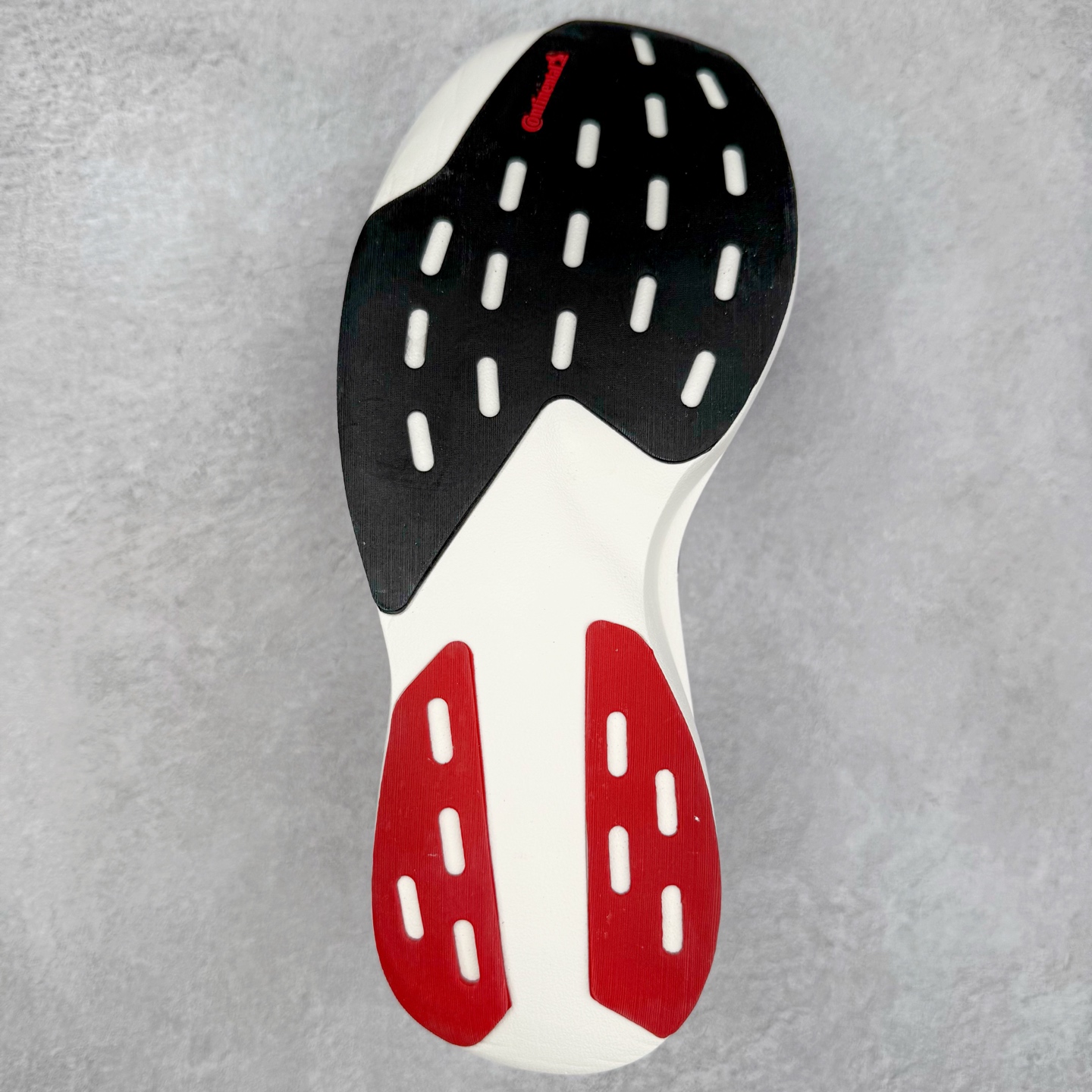 图片[9]-AD Adizero EVO SL 马拉松竞速专业跑鞋 JQ4569 CELERMESH针织网面非常轻薄 纤维间的缝隙很大 可以保证跑步时的透气、排汗效果 鞋舌直接与两侧的内衬和鞋底连接在一起 在跑步过程中不会被鞋舌的左右移动所困扰 在标准鞋带孔的基础上再拓宽一组鞋带孔 适合不同脚型的需求 突破性 EnergyRods 技术，有助于跑者实现更好的成绩 中底独特的LIGHTSTRIKE PRO泡棉材质 微弹感觉在跑步过程中给予了良好的支撑体验 对于顶级精英和高水平进阶跑者来说 ADIOS PRO是一双值得信赖的竞速比赛用鞋 尺码：36 36.5 37.5 38 38.5 39 40 40.5 41 42 42.5 43 44 44.5 45-选品中心