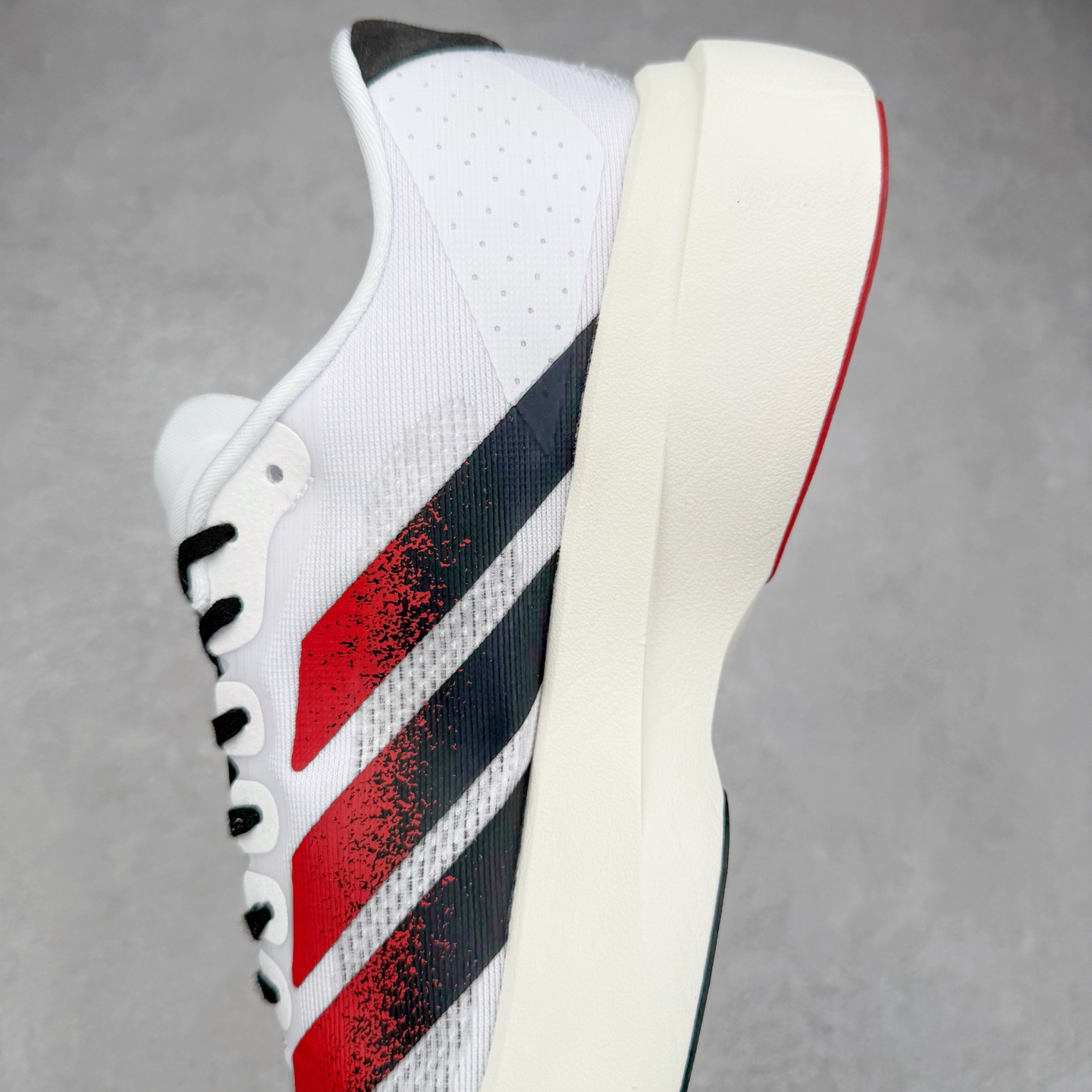 图片[7]-AD Adizero EVO SL 马拉松竞速专业跑鞋 JQ4569 CELERMESH针织网面非常轻薄 纤维间的缝隙很大 可以保证跑步时的透气、排汗效果 鞋舌直接与两侧的内衬和鞋底连接在一起 在跑步过程中不会被鞋舌的左右移动所困扰 在标准鞋带孔的基础上再拓宽一组鞋带孔 适合不同脚型的需求 突破性 EnergyRods 技术，有助于跑者实现更好的成绩 中底独特的LIGHTSTRIKE PRO泡棉材质 微弹感觉在跑步过程中给予了良好的支撑体验 对于顶级精英和高水平进阶跑者来说 ADIOS PRO是一双值得信赖的竞速比赛用鞋 尺码：36 36.5 37.5 38 38.5 39 40 40.5 41 42 42.5 43 44 44.5 45-选品中心