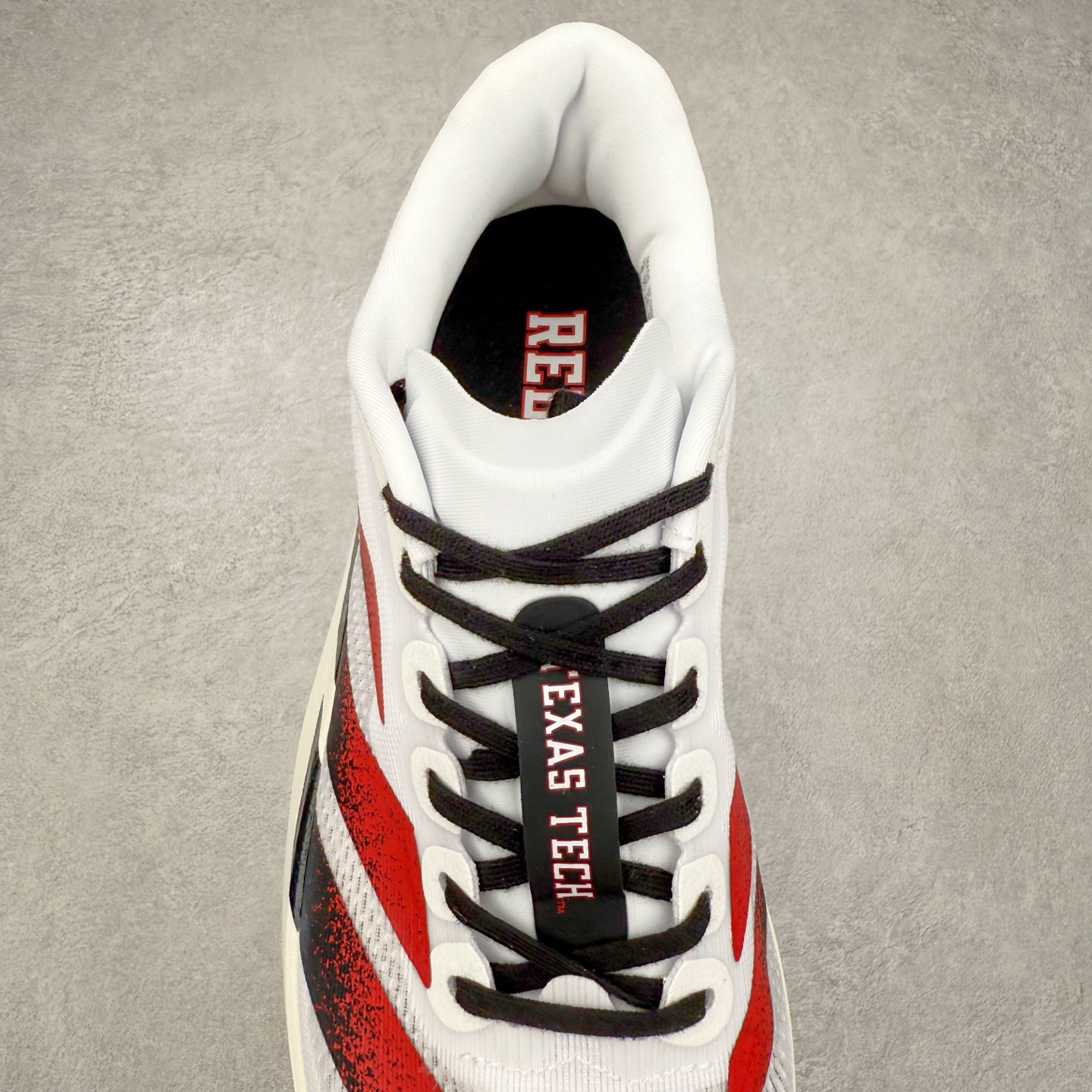 图片[5]-AD Adizero EVO SL 马拉松竞速专业跑鞋 JQ4569 CELERMESH针织网面非常轻薄 纤维间的缝隙很大 可以保证跑步时的透气、排汗效果 鞋舌直接与两侧的内衬和鞋底连接在一起 在跑步过程中不会被鞋舌的左右移动所困扰 在标准鞋带孔的基础上再拓宽一组鞋带孔 适合不同脚型的需求 突破性 EnergyRods 技术，有助于跑者实现更好的成绩 中底独特的LIGHTSTRIKE PRO泡棉材质 微弹感觉在跑步过程中给予了良好的支撑体验 对于顶级精英和高水平进阶跑者来说 ADIOS PRO是一双值得信赖的竞速比赛用鞋 尺码：36 36.5 37.5 38 38.5 39 40 40.5 41 42 42.5 43 44 44.5 45-选品中心