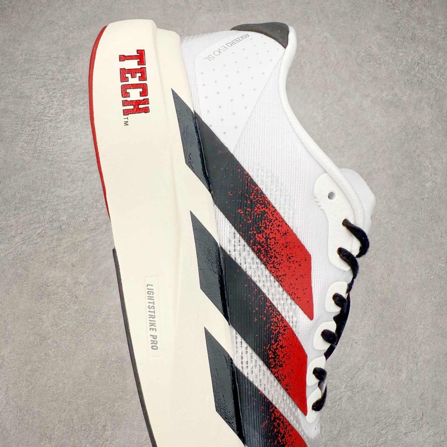 图片[6]-AD Adizero EVO SL 马拉松竞速专业跑鞋 JQ4569 CELERMESH针织网面非常轻薄 纤维间的缝隙很大 可以保证跑步时的透气、排汗效果 鞋舌直接与两侧的内衬和鞋底连接在一起 在跑步过程中不会被鞋舌的左右移动所困扰 在标准鞋带孔的基础上再拓宽一组鞋带孔 适合不同脚型的需求 突破性 EnergyRods 技术，有助于跑者实现更好的成绩 中底独特的LIGHTSTRIKE PRO泡棉材质 微弹感觉在跑步过程中给予了良好的支撑体验 对于顶级精英和高水平进阶跑者来说 ADIOS PRO是一双值得信赖的竞速比赛用鞋 尺码：36 36.5 37.5 38 38.5 39 40 40.5 41 42 42.5 43 44 44.5 45-选品中心