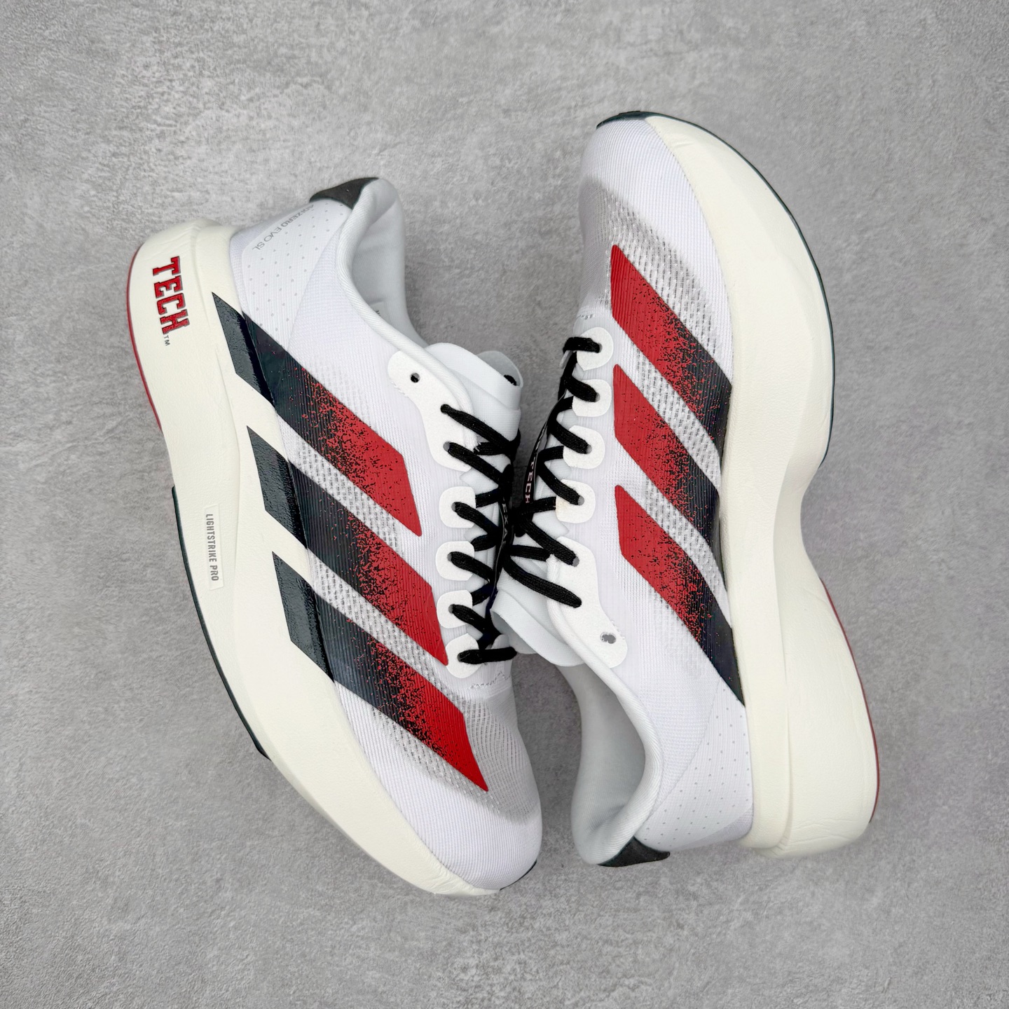 图片[3]-AD Adizero EVO SL 马拉松竞速专业跑鞋 JQ4569 CELERMESH针织网面非常轻薄 纤维间的缝隙很大 可以保证跑步时的透气、排汗效果 鞋舌直接与两侧的内衬和鞋底连接在一起 在跑步过程中不会被鞋舌的左右移动所困扰 在标准鞋带孔的基础上再拓宽一组鞋带孔 适合不同脚型的需求 突破性 EnergyRods 技术，有助于跑者实现更好的成绩 中底独特的LIGHTSTRIKE PRO泡棉材质 微弹感觉在跑步过程中给予了良好的支撑体验 对于顶级精英和高水平进阶跑者来说 ADIOS PRO是一双值得信赖的竞速比赛用鞋 尺码：36 36.5 37.5 38 38.5 39 40 40.5 41 42 42.5 43 44 44.5 45-选品中心