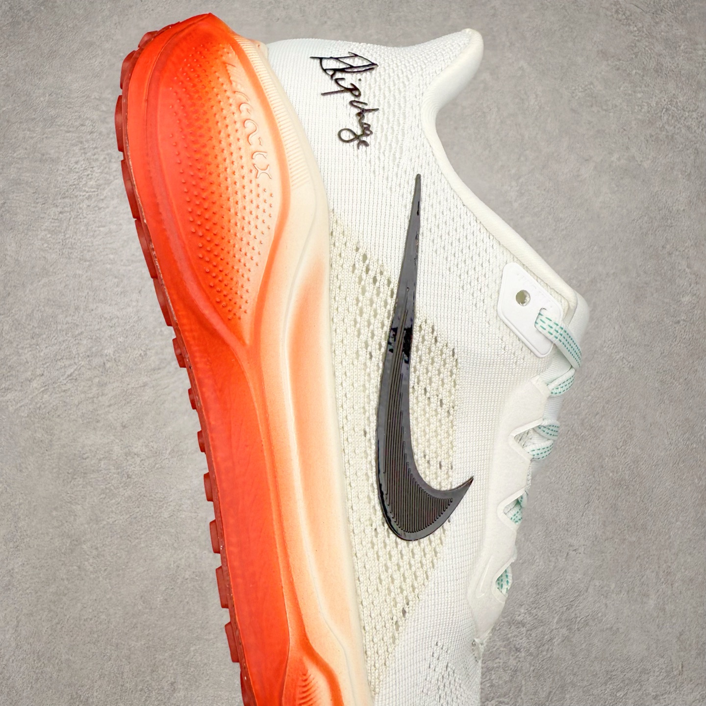 图片[6]-＃特价福利 NK Zoom Pegasus 飞马41代马拉松系列网面透气缓震疾速跑鞋 拥有 Zoom Air 一如既往的稳定感和流畅感 鞋面采用工程网眼设计 为特定高热区域营造出色透气性 进一步增加鞋面的穿孔数量 让足部能够快速散热 中足搭配 Flywire 飞线 在高速运动时营造舒适稳定的贴合感 内置Zoon气垫加持 动力十足 尺码：36 36.5 37.5 38 38.5 39 40 40.5 41 42 42.5 43 44 44.5 45-选品中心