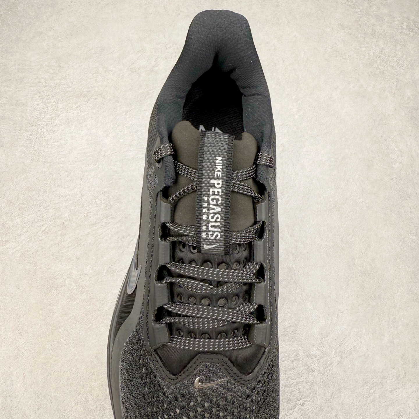 图片[5]-＃纯原 NK Pegasus Premium 飞马全掌气垫跑步运动鞋 HQ2593-004 气垫的究极进化 NIKE 2025S 新王炸 • 在特有Air科技加持下，耐克带来全新Pegasus Premium。这款跑鞋在传承耐克飞马（Pegasus）系列标志性的缓震功能的同时，将首次搭载耐克的塑型可视化Air Zoom气垫单元。• 塑型Air Zoom气垫单元贴合脚部的自然轮廓，帮助跑者在从后跟到脚趾的过渡中能够有效传递力量，带来一种前所未有的轻盈、顺畅回馈体验。中底采用ZoomX泡绵，后跟则使用ReactX泡绵，为跑者提供稳定流畅的推进感。• 塑型可视化Air Zoom气垫单元和精心配置的泡绵组合，让Pegasus Premium成为耐克飞马系列中颇具能量回馈的鞋款。• 全新Pegasus Premium不仅展示了耐克势头强劲的创新周期，证明了其特有的Air科技的强大实力，更体现了耐克倾听和服务运动员的能力。尺码：36 36.5 37.5 38 38.5 39 40 40.5 41 42 42.5 43 44 44.5 45-选品中心