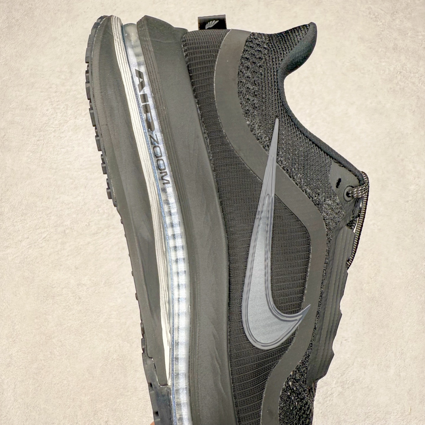 图片[6]-＃纯原 NK Pegasus Premium 飞马全掌气垫跑步运动鞋 HQ2593-004 气垫的究极进化 NIKE 2025S 新王炸 • 在特有Air科技加持下，耐克带来全新Pegasus Premium。这款跑鞋在传承耐克飞马（Pegasus）系列标志性的缓震功能的同时，将首次搭载耐克的塑型可视化Air Zoom气垫单元。• 塑型Air Zoom气垫单元贴合脚部的自然轮廓，帮助跑者在从后跟到脚趾的过渡中能够有效传递力量，带来一种前所未有的轻盈、顺畅回馈体验。中底采用ZoomX泡绵，后跟则使用ReactX泡绵，为跑者提供稳定流畅的推进感。• 塑型可视化Air Zoom气垫单元和精心配置的泡绵组合，让Pegasus Premium成为耐克飞马系列中颇具能量回馈的鞋款。• 全新Pegasus Premium不仅展示了耐克势头强劲的创新周期，证明了其特有的Air科技的强大实力，更体现了耐克倾听和服务运动员的能力。尺码：36 36.5 37.5 38 38.5 39 40 40.5 41 42 42.5 43 44 44.5 45-选品中心