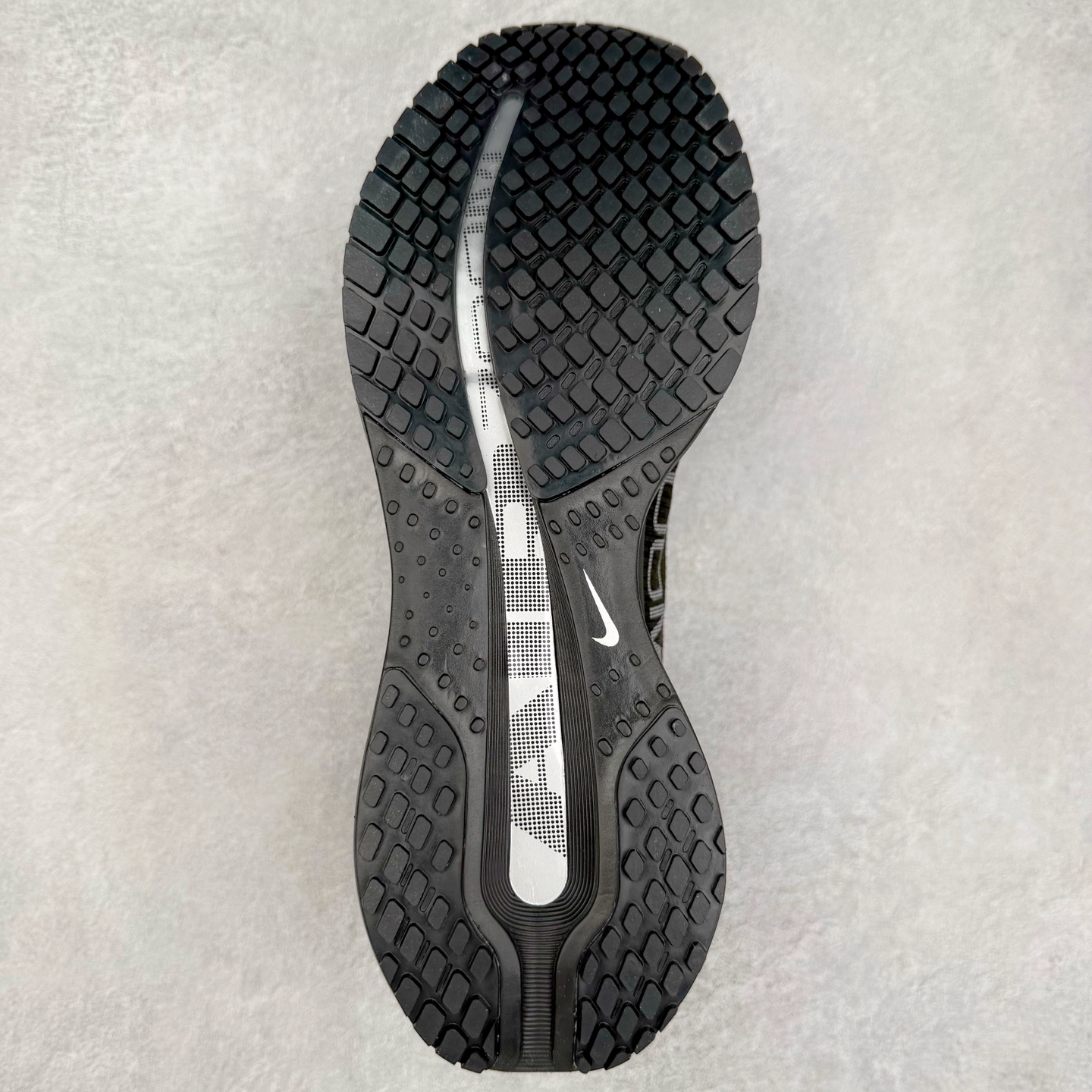 图片[9]-＃纯原 NK Pegasus Premium 飞马全掌气垫跑步运动鞋 HQ2593-004 气垫的究极进化 NIKE 2025S 新王炸 • 在特有Air科技加持下，耐克带来全新Pegasus Premium。这款跑鞋在传承耐克飞马（Pegasus）系列标志性的缓震功能的同时，将首次搭载耐克的塑型可视化Air Zoom气垫单元。• 塑型Air Zoom气垫单元贴合脚部的自然轮廓，帮助跑者在从后跟到脚趾的过渡中能够有效传递力量，带来一种前所未有的轻盈、顺畅回馈体验。中底采用ZoomX泡绵，后跟则使用ReactX泡绵，为跑者提供稳定流畅的推进感。• 塑型可视化Air Zoom气垫单元和精心配置的泡绵组合，让Pegasus Premium成为耐克飞马系列中颇具能量回馈的鞋款。• 全新Pegasus Premium不仅展示了耐克势头强劲的创新周期，证明了其特有的Air科技的强大实力，更体现了耐克倾听和服务运动员的能力。尺码：36 36.5 37.5 38 38.5 39 40 40.5 41 42 42.5 43 44 44.5 45-选品中心