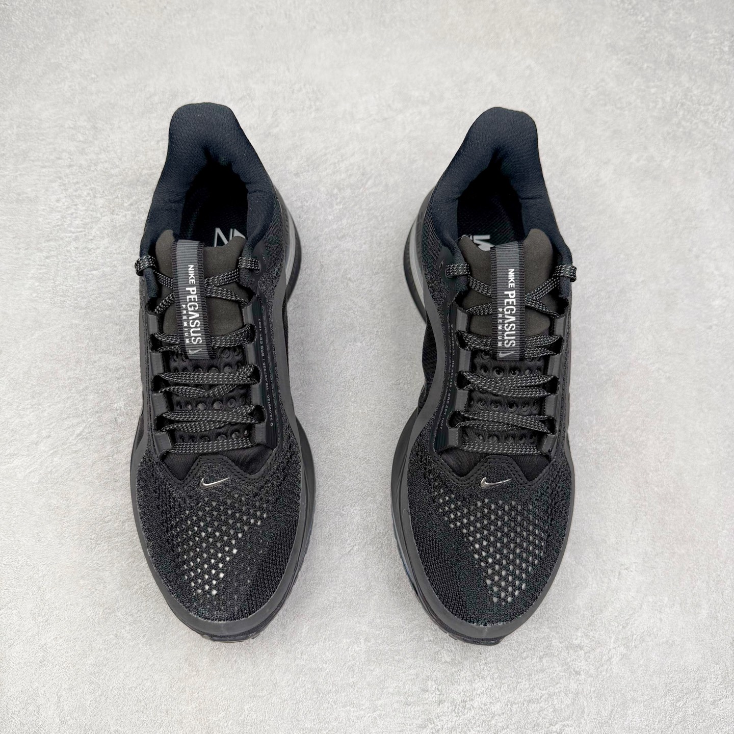 图片[2]-＃纯原 NK Pegasus Premium 飞马全掌气垫跑步运动鞋 HQ2593-004 气垫的究极进化 NIKE 2025S 新王炸 • 在特有Air科技加持下，耐克带来全新Pegasus Premium。这款跑鞋在传承耐克飞马（Pegasus）系列标志性的缓震功能的同时，将首次搭载耐克的塑型可视化Air Zoom气垫单元。• 塑型Air Zoom气垫单元贴合脚部的自然轮廓，帮助跑者在从后跟到脚趾的过渡中能够有效传递力量，带来一种前所未有的轻盈、顺畅回馈体验。中底采用ZoomX泡绵，后跟则使用ReactX泡绵，为跑者提供稳定流畅的推进感。• 塑型可视化Air Zoom气垫单元和精心配置的泡绵组合，让Pegasus Premium成为耐克飞马系列中颇具能量回馈的鞋款。• 全新Pegasus Premium不仅展示了耐克势头强劲的创新周期，证明了其特有的Air科技的强大实力，更体现了耐克倾听和服务运动员的能力。尺码：36 36.5 37.5 38 38.5 39 40 40.5 41 42 42.5 43 44 44.5 45-选品中心