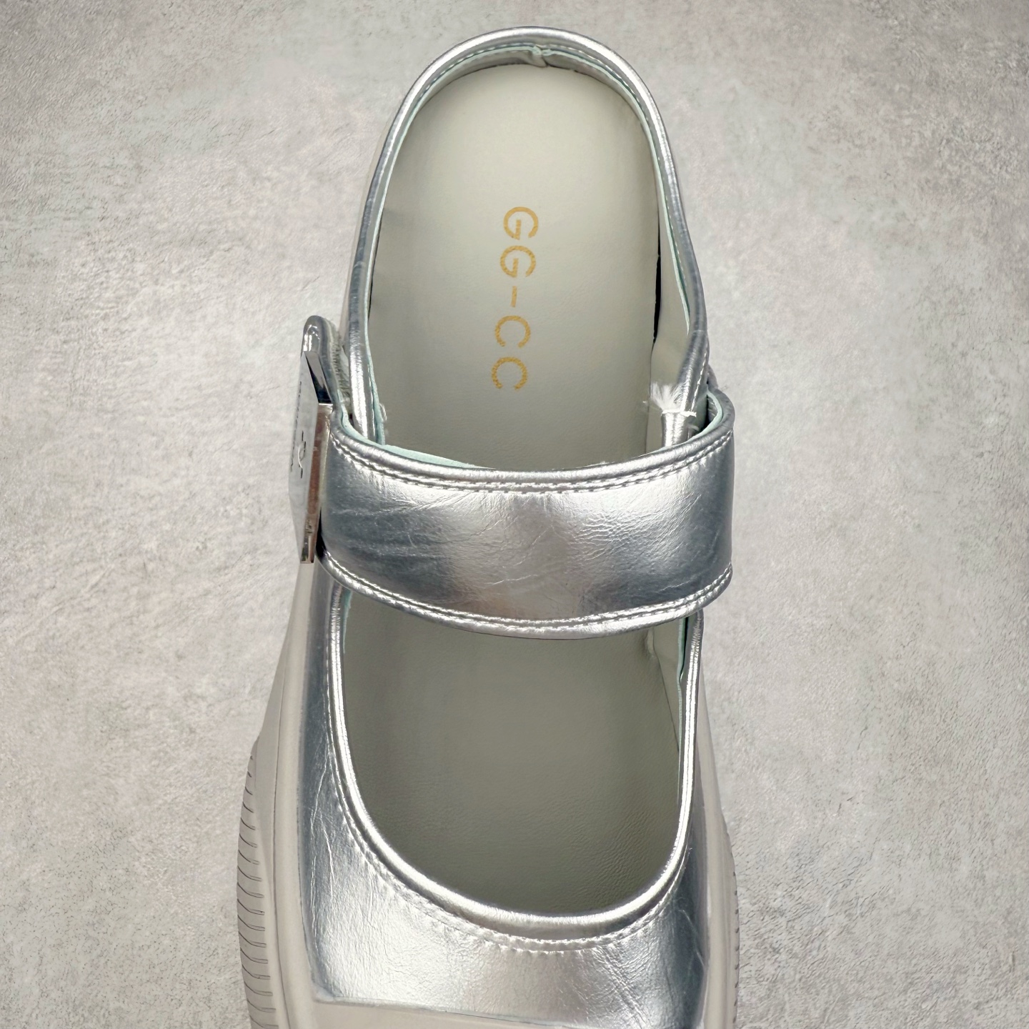 图片[5]-新晋潮流鞋靴品牌GGCC夏季新款 4.5cm厚底【银河微光】陈都灵同款 GG-CC厚底芭蕾舞 法式玛丽珍单鞋 夏季踏青舒适度和少女感我都要 金属方扣实属摩登小心机 舒适!百搭性!摩登圆润饱满楦头! 纹裂金属牛皮!柔韧有型!光泽雅致 羊皮革垫脚!亲肤细腻!透气舒爽! 优化比例!视觉增高! 橡胶大底止滑耐磨步稳回弹! 给#女生的宝藏休闲鞋 货号：G25U4817 尺码：35 36 37 38 39 40-选品中心