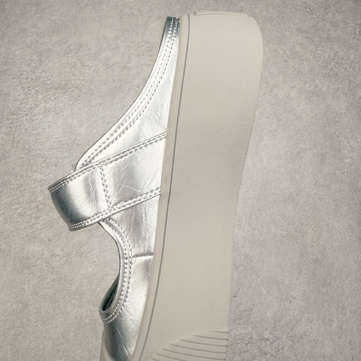 图片[7]-新晋潮流鞋靴品牌GGCC夏季新款 4.5cm厚底【银河微光】陈都灵同款 GG-CC厚底芭蕾舞 法式玛丽珍单鞋 夏季踏青舒适度和少女感我都要 金属方扣实属摩登小心机 舒适!百搭性!摩登圆润饱满楦头! 纹裂金属牛皮!柔韧有型!光泽雅致 羊皮革垫脚!亲肤细腻!透气舒爽! 优化比例!视觉增高! 橡胶大底止滑耐磨步稳回弹! 给#女生的宝藏休闲鞋 货号：G25U4817 尺码：35 36 37 38 39 40-选品中心