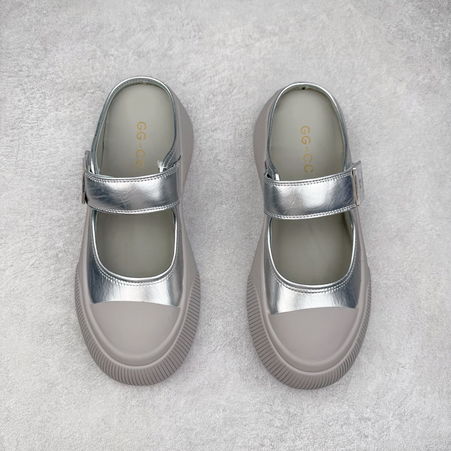 图片[2]-新晋潮流鞋靴品牌GGCC夏季新款 4.5cm厚底【银河微光】陈都灵同款 GG-CC厚底芭蕾舞 法式玛丽珍单鞋 夏季踏青舒适度和少女感我都要 金属方扣实属摩登小心机 舒适!百搭性!摩登圆润饱满楦头! 纹裂金属牛皮!柔韧有型!光泽雅致 羊皮革垫脚!亲肤细腻!透气舒爽! 优化比例!视觉增高! 橡胶大底止滑耐磨步稳回弹! 给#女生的宝藏休闲鞋 货号：G25U4817 尺码：35 36 37 38 39 40-选品中心