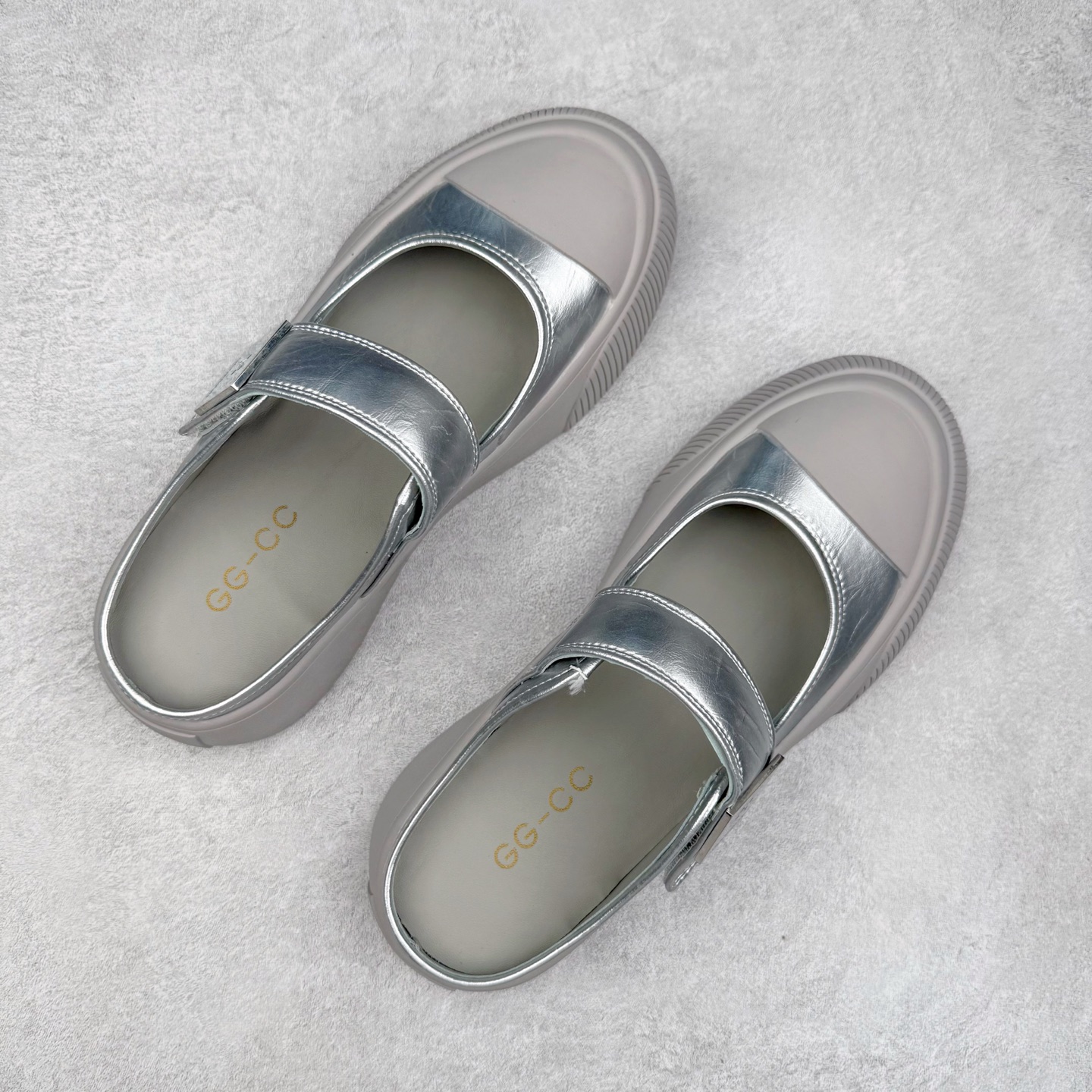 图片[3]-新晋潮流鞋靴品牌GGCC夏季新款 4.5cm厚底【银河微光】陈都灵同款 GG-CC厚底芭蕾舞 法式玛丽珍单鞋 夏季踏青舒适度和少女感我都要 金属方扣实属摩登小心机 舒适!百搭性!摩登圆润饱满楦头! 纹裂金属牛皮!柔韧有型!光泽雅致 羊皮革垫脚!亲肤细腻!透气舒爽! 优化比例!视觉增高! 橡胶大底止滑耐磨步稳回弹! 给#女生的宝藏休闲鞋 货号：G25U4817 尺码：35 36 37 38 39 40-选品中心