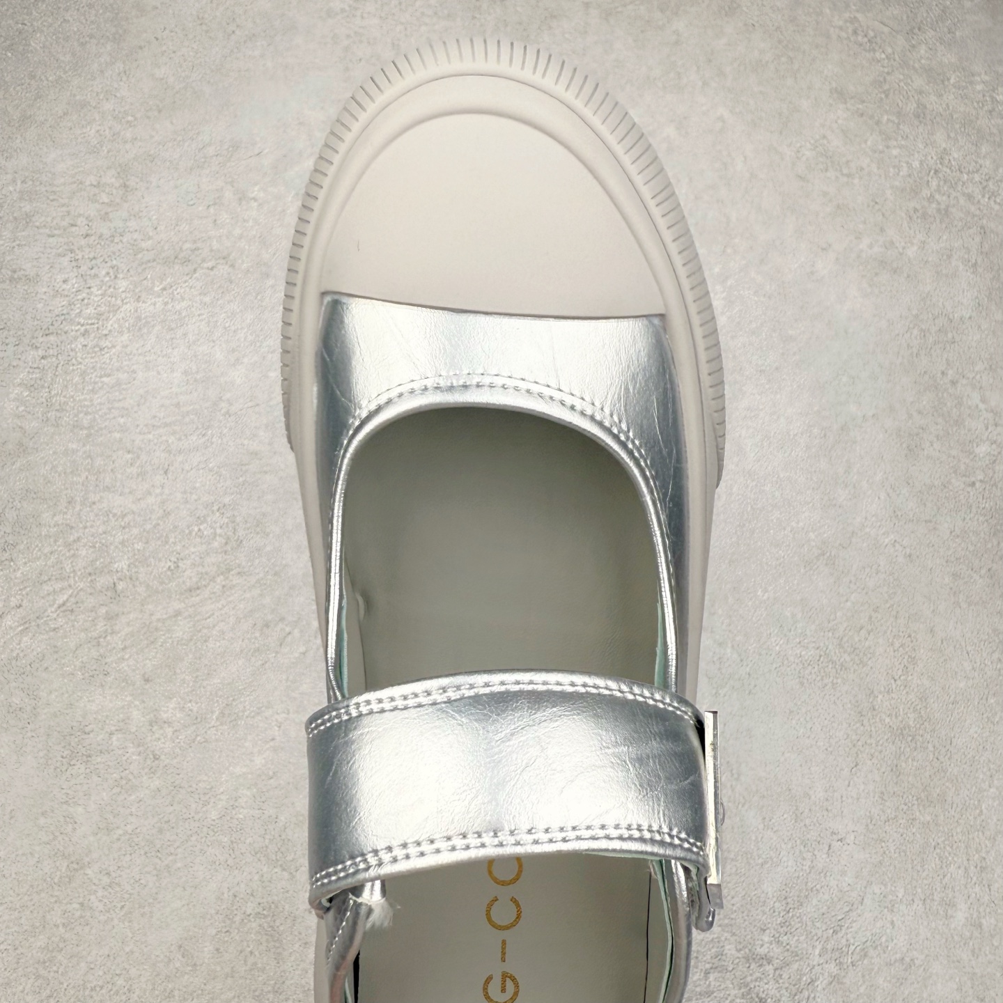 图片[4]-新晋潮流鞋靴品牌GGCC夏季新款 4.5cm厚底【银河微光】陈都灵同款 GG-CC厚底芭蕾舞 法式玛丽珍单鞋 夏季踏青舒适度和少女感我都要 金属方扣实属摩登小心机 舒适!百搭性!摩登圆润饱满楦头! 纹裂金属牛皮!柔韧有型!光泽雅致 羊皮革垫脚!亲肤细腻!透气舒爽! 优化比例!视觉增高! 橡胶大底止滑耐磨步稳回弹! 给#女生的宝藏休闲鞋 货号：G25U4817 尺码：35 36 37 38 39 40-选品中心