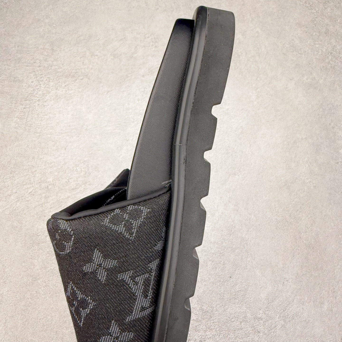 图片[7]-LOUIS VUITTON ｜路易威登2025ss最新春夏款 村上隆/Takashi Murakami x lv Pool Pillow Comfort 皮革 圆头套脚一字拖鞋 男女款 白色 室内外穿着皆宜。纯羊羔毛材质，鞋面受专水台高密度发泡材质，轻盈舒适，鞋底厚度3.5 上脚超显腿长 尺码：35 36 37 38 39 40 41 42 43 44 45-选品中心