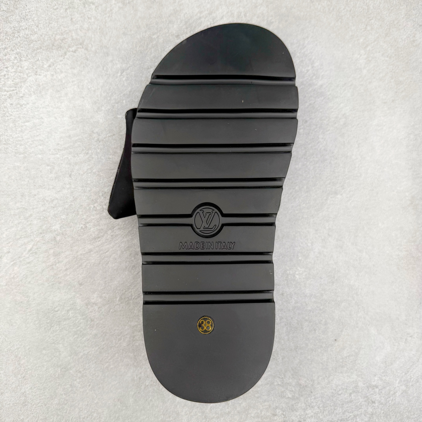 图片[9]-LOUIS VUITTON ｜路易威登2025ss最新春夏款 村上隆/Takashi Murakami x lv Pool Pillow Comfort 皮革 圆头套脚一字拖鞋 男女款 白色 室内外穿着皆宜。纯羊羔毛材质，鞋面受专水台高密度发泡材质，轻盈舒适，鞋底厚度3.5 上脚超显腿长 尺码：35 36 37 38 39 40 41 42 43 44 45-选品中心