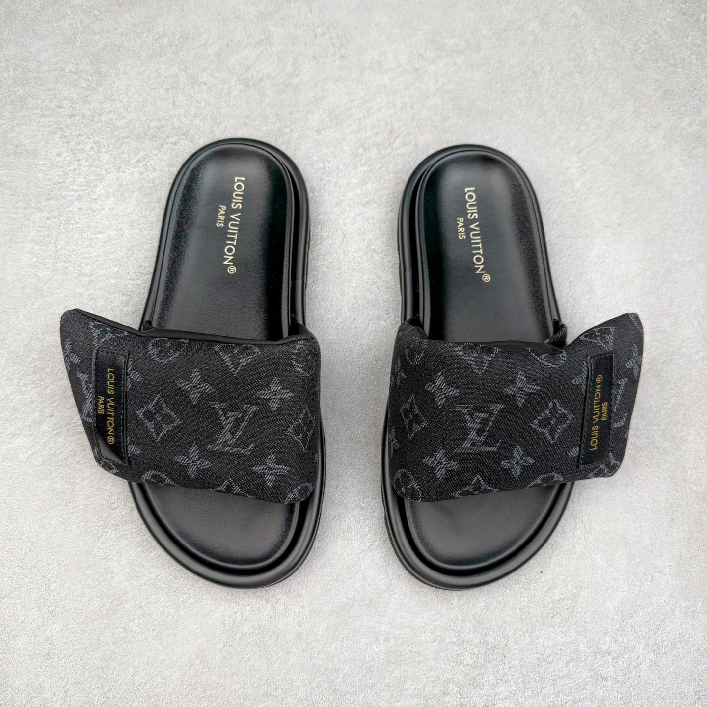 图片[2]-LOUIS VUITTON ｜路易威登2025ss最新春夏款 村上隆/Takashi Murakami x lv Pool Pillow Comfort 皮革 圆头套脚一字拖鞋 男女款 白色 室内外穿着皆宜。纯羊羔毛材质，鞋面受专水台高密度发泡材质，轻盈舒适，鞋底厚度3.5 上脚超显腿长 尺码：35 36 37 38 39 40 41 42 43 44 45-选品中心