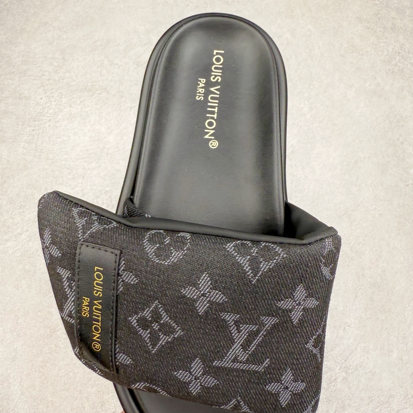 图片[5]-LOUIS VUITTON ｜路易威登2025ss最新春夏款 村上隆/Takashi Murakami x lv Pool Pillow Comfort 皮革 圆头套脚一字拖鞋 男女款 白色 室内外穿着皆宜。纯羊羔毛材质，鞋面受专水台高密度发泡材质，轻盈舒适，鞋底厚度3.5 上脚超显腿长 尺码：35 36 37 38 39 40 41 42 43 44 45-选品中心