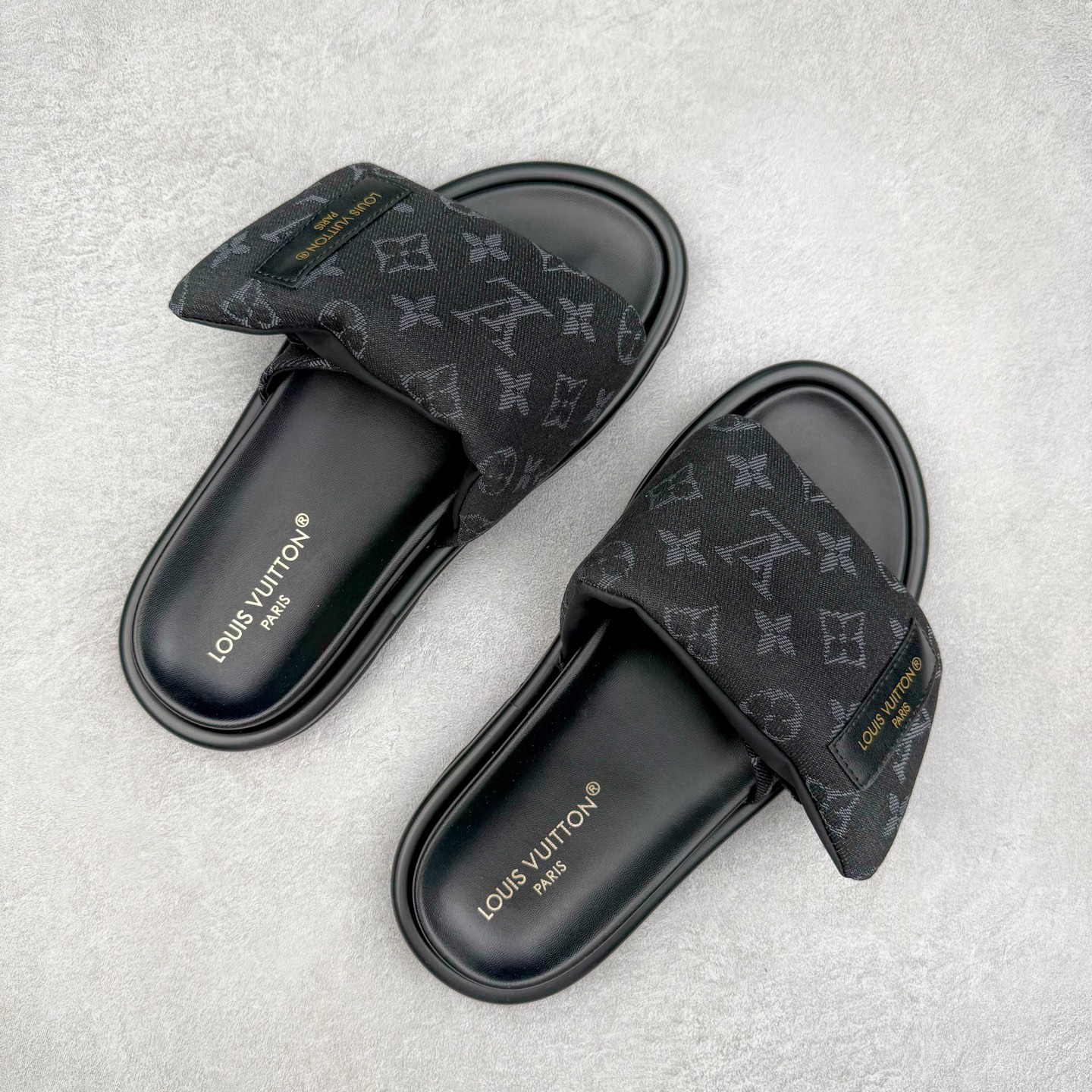 图片[3]-LOUIS VUITTON ｜路易威登2025ss最新春夏款 村上隆/Takashi Murakami x lv Pool Pillow Comfort 皮革 圆头套脚一字拖鞋 男女款 白色 室内外穿着皆宜。纯羊羔毛材质，鞋面受专水台高密度发泡材质，轻盈舒适，鞋底厚度3.5 上脚超显腿长 尺码：35 36 37 38 39 40 41 42 43 44 45-选品中心