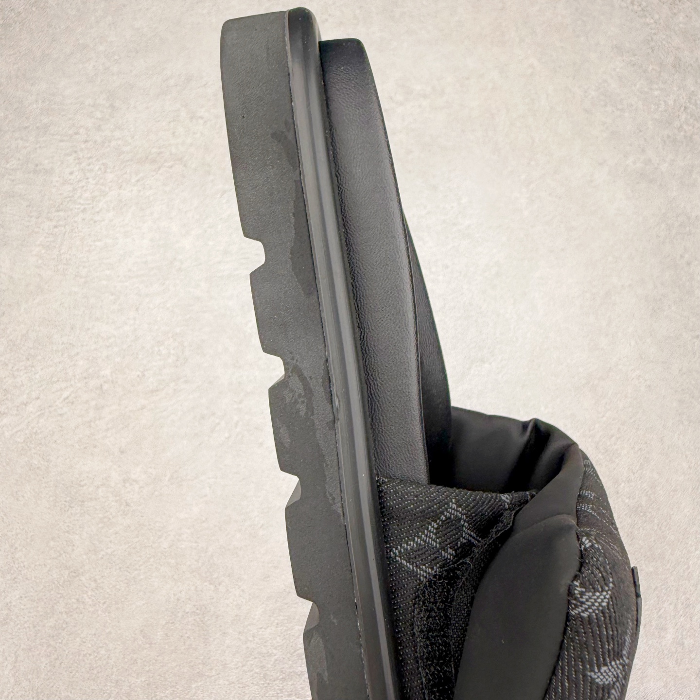 图片[6]-LOUIS VUITTON ｜路易威登2025ss最新春夏款 村上隆/Takashi Murakami x lv Pool Pillow Comfort 皮革 圆头套脚一字拖鞋 男女款 白色 室内外穿着皆宜。纯羊羔毛材质，鞋面受专水台高密度发泡材质，轻盈舒适，鞋底厚度3.5 上脚超显腿长 尺码：35 36 37 38 39 40 41 42 43 44 45-选品中心