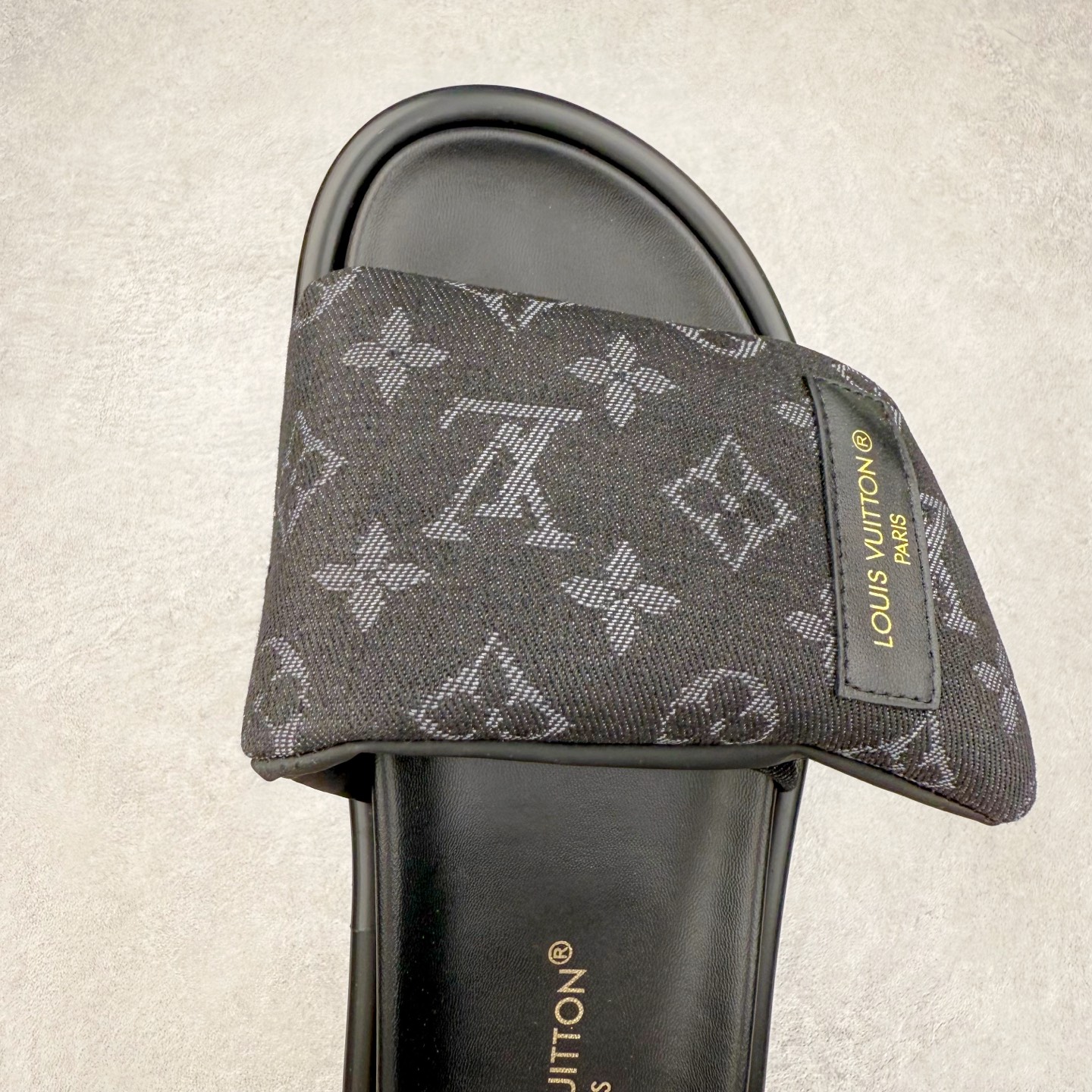 图片[4]-LOUIS VUITTON ｜路易威登2025ss最新春夏款 村上隆/Takashi Murakami x lv Pool Pillow Comfort 皮革 圆头套脚一字拖鞋 男女款 白色 室内外穿着皆宜。纯羊羔毛材质，鞋面受专水台高密度发泡材质，轻盈舒适，鞋底厚度3.5 上脚超显腿长 尺码：35 36 37 38 39 40 41 42 43 44 45-选品中心