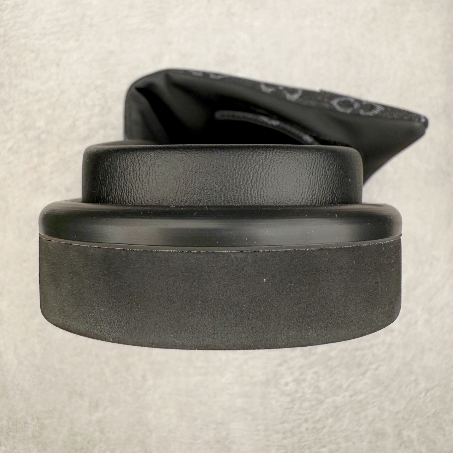 图片[8]-LOUIS VUITTON ｜路易威登2025ss最新春夏款 村上隆/Takashi Murakami x lv Pool Pillow Comfort 皮革 圆头套脚一字拖鞋 男女款 白色 室内外穿着皆宜。纯羊羔毛材质，鞋面受专水台高密度发泡材质，轻盈舒适，鞋底厚度3.5 上脚超显腿长 尺码：35 36 37 38 39 40 41 42 43 44 45-选品中心