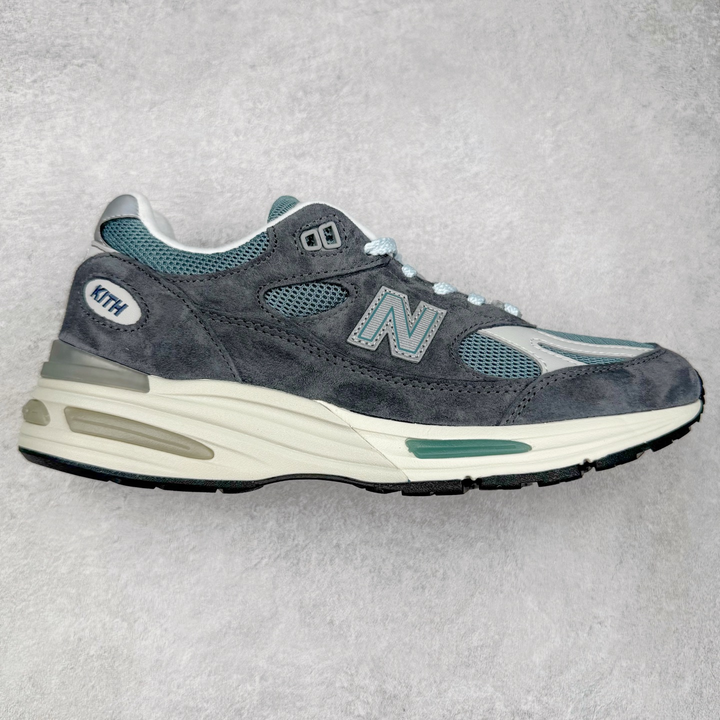 ＃总裁 Kith x New Balance NB991V2 第一代总统复古慢跑鞋 联名灰蓝 U991KH2 正确3M反光细节 原楦原纸版开发 正确6层组合底模精密开发 后跟透明TPU水晶装饰条稳固 沿用了引以为傲的跑鞋手工技艺 采用猪皮绒面并包裹局部透气网面的鞋身设计 菱网鞋舌上刻有New Balance USA 鞋面依旧身着经典的大热之灰 彰显了其高端的品质身份 尺码：36 37 37.5 38 38.5 39 40 40.5 41.5 42 42.5 43 44 45 46.5-选品中心