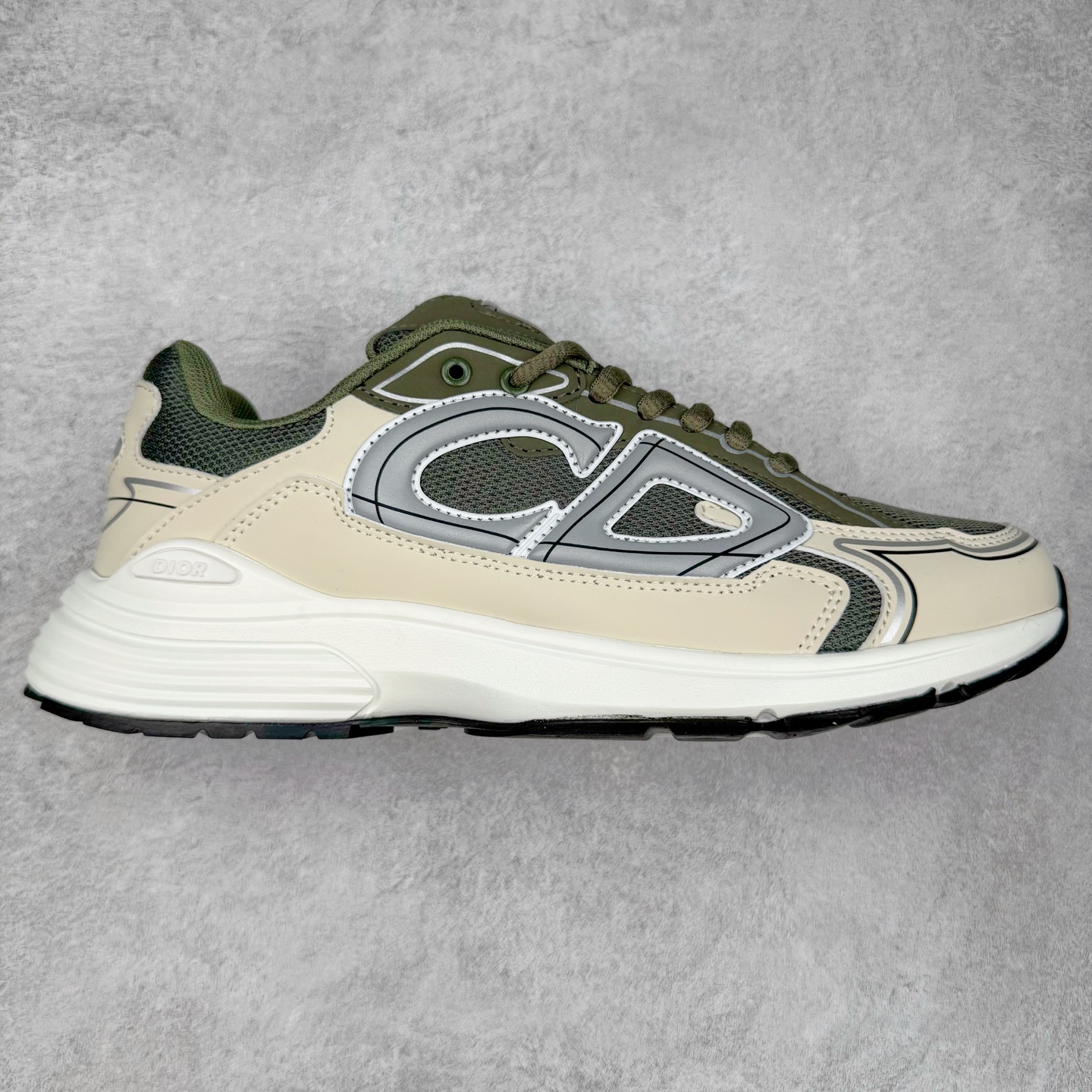 ＃福利特价 Dior B30 迪奥网眼织物低帮运动休闲鞋 该款系列采用黑网色眼织物白和色科技料面精心制 作饰以反光“CD30”图形标志 外格轻盈的刻雕效果橡胶鞋搭底配标志性点的缀提升格调 内弹部力细节塑造想理的舒适穿着体验可与各休式闲造型配搭 彰显尚时现代的运风动范 尺码：36 37 35 39 40 41 42 43 44 45-选品中心