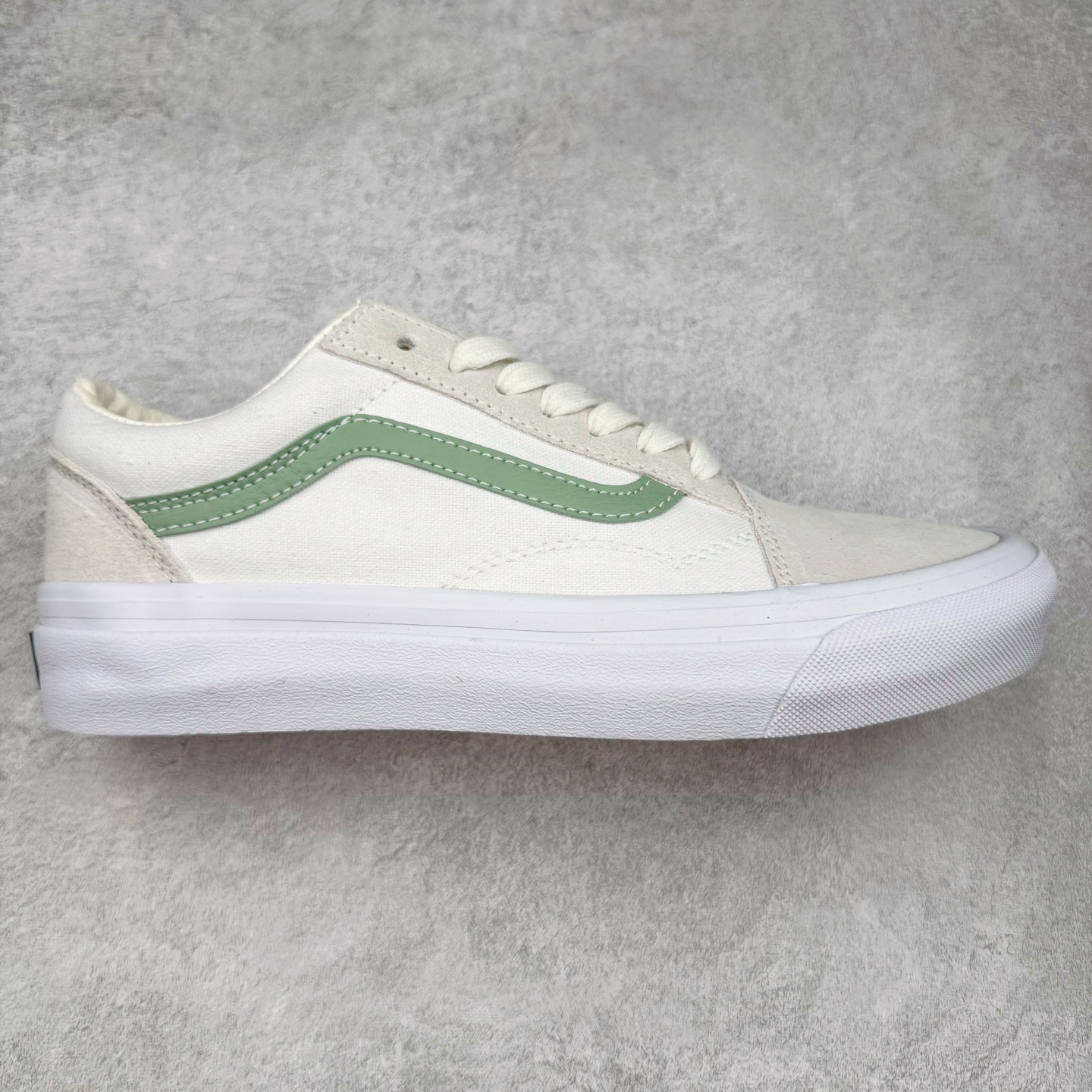 Vans Premium Old Skool 范斯官方 全新VPS高阶支线 继承了VANS VAULT OG以及 VANS 安纳海姆的复古属性 完善鞋身结构并提升脚感 从鞋型和贴合度方面重塑鞋款 可抽取活动鞋垫使脚感更舒适 货号：VN000D56ESM 檀木紫 货号：VN000D56ESK 白绿 尺码：35 36 36.5 37 38 38.5 39 40 40.5 41 42 42.5 43 44-选品中心