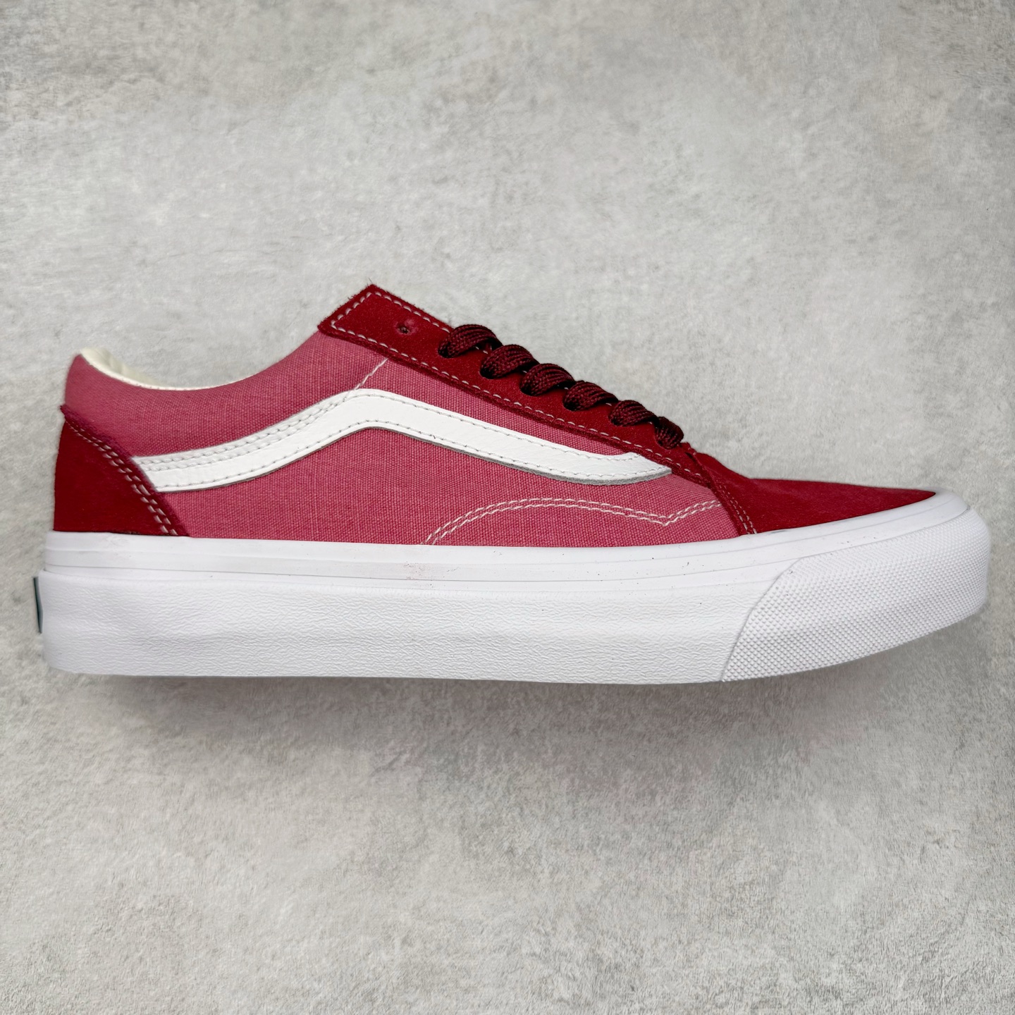 Vans Premium Old Skool 范斯官方 全新VPS高阶支线 继承了VANS VAULT OG以及 VANS 安纳海姆的复古属性 完善鞋身结构并提升脚感 从鞋型和贴合度方面重塑鞋款 可抽取活动鞋垫使脚感更舒适 货号：VN000D56ESM 檀木紫 货号：VN000D56ESK 白绿 尺码：35 36 36.5 37 38 38.5 39 40 40.5 41 42 42.5 43 44-选品中心
