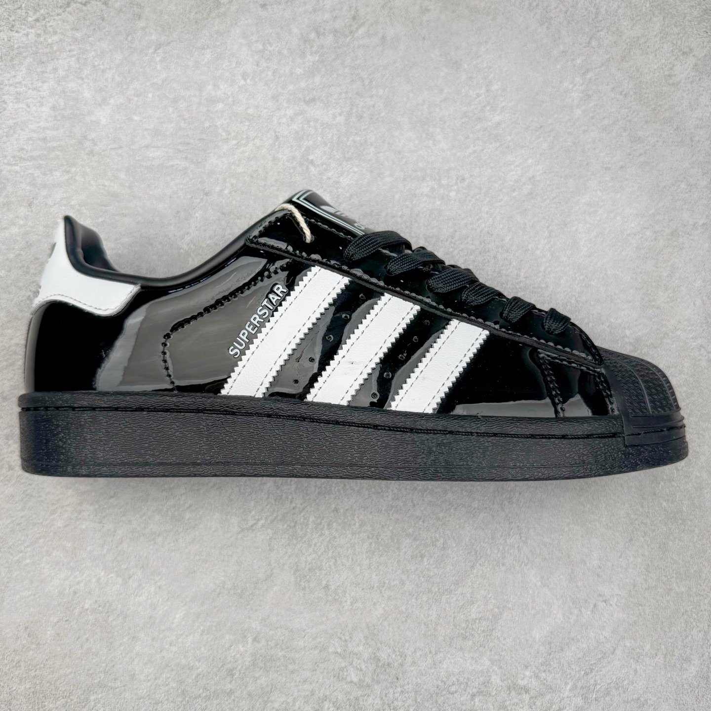 AD Originals Superstar 经典复古贝壳头板鞋 JH7756 诞生于1969年 是第一双将全皮面鞋 身与橡胶鞋头结合在一起的低帮篮球鞋 Superstar最开始 是作为高帮篮球鞋Pro Model的低帮版本而出现的 但因为其独特和醒目的橡胶鞋头造型而让大家熟知 被大家形象地称为\\\”shelltoe\\\”贝壳头 在70年代的美国职业篮球场上 接近3/4的NBA球员都将这双Superstar作为场上用鞋 80年代之后 经过不断的改良和发展 Superstar逐渐成为横跨时装、音乐、街头文化、休闲和运动等各大领域的时尚潮鞋 尺码：36 36.5 37 38 38.5 39 40 40.5 41 42 42.5 43 44 44.5 45-选品中心