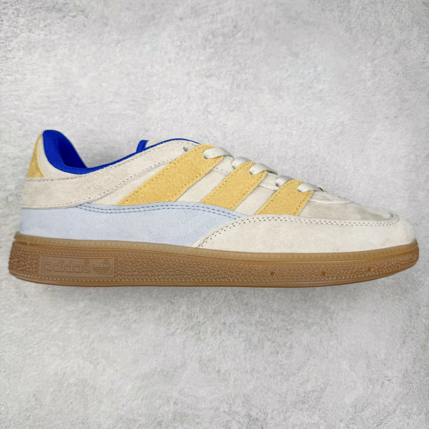 AD Originals HANDBALL SPEZIAL 百搭舒适 低帮板鞋男女同款 JI2606 这款来自阿迪达斯的这款HANDBALL SPZL前身是一双手球运动鞋，这一次拿来复刻，所以鞋面的主要色彩选用了黑色， 鞋面外侧除了Spezial字母之外还有三叶草标志。Handball SPZL作为复古手球训练鞋与作为室内足球鞋的Samba有着异曲同工之处，但是质感更为出众的鞋身以及丰富的配色选择比起Samba来讲可以说是更胜一筹了！尺码：36 36⅔ 37⅓ 38 38⅔ 39⅓ 40 40⅔ 41⅓ 42 42⅔ 43⅓ 44 45-选品中心