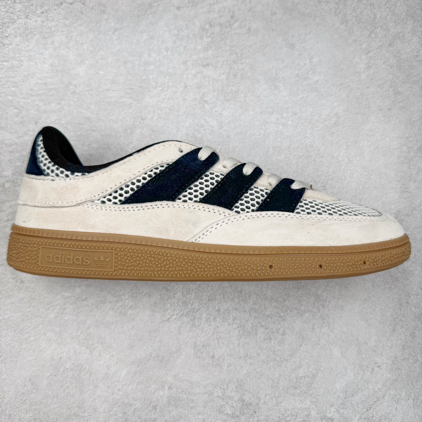 AD Originals HANDBALL SPEZIAL 百搭舒适 低帮板鞋男女同款 JI2608 这款来自阿迪达斯的这款HANDBALL SPZL前身是一双手球运动鞋，这一次拿来复刻，所以鞋面的主要色彩选用了黑色， 鞋面外侧除了Spezial字母之外还有三叶草标志。Handball SPZL作为复古手球训练鞋与作为室内足球鞋的Samba有着异曲同工之处，但是质感更为出众的鞋身以及丰富的配色选择比起Samba来讲可以说是更胜一筹了！尺码：36 36⅔ 37⅓ 38 38⅔ 39⅓ 40 40⅔ 41⅓ 42 42⅔ 43⅓ 44 45-选品中心